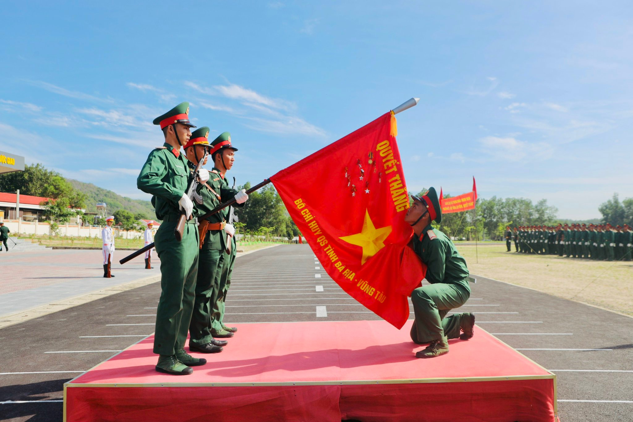 Chiến sĩ mới của LLVT tỉnh tuyên thệ trước Quân kỳ Quyết thắng.