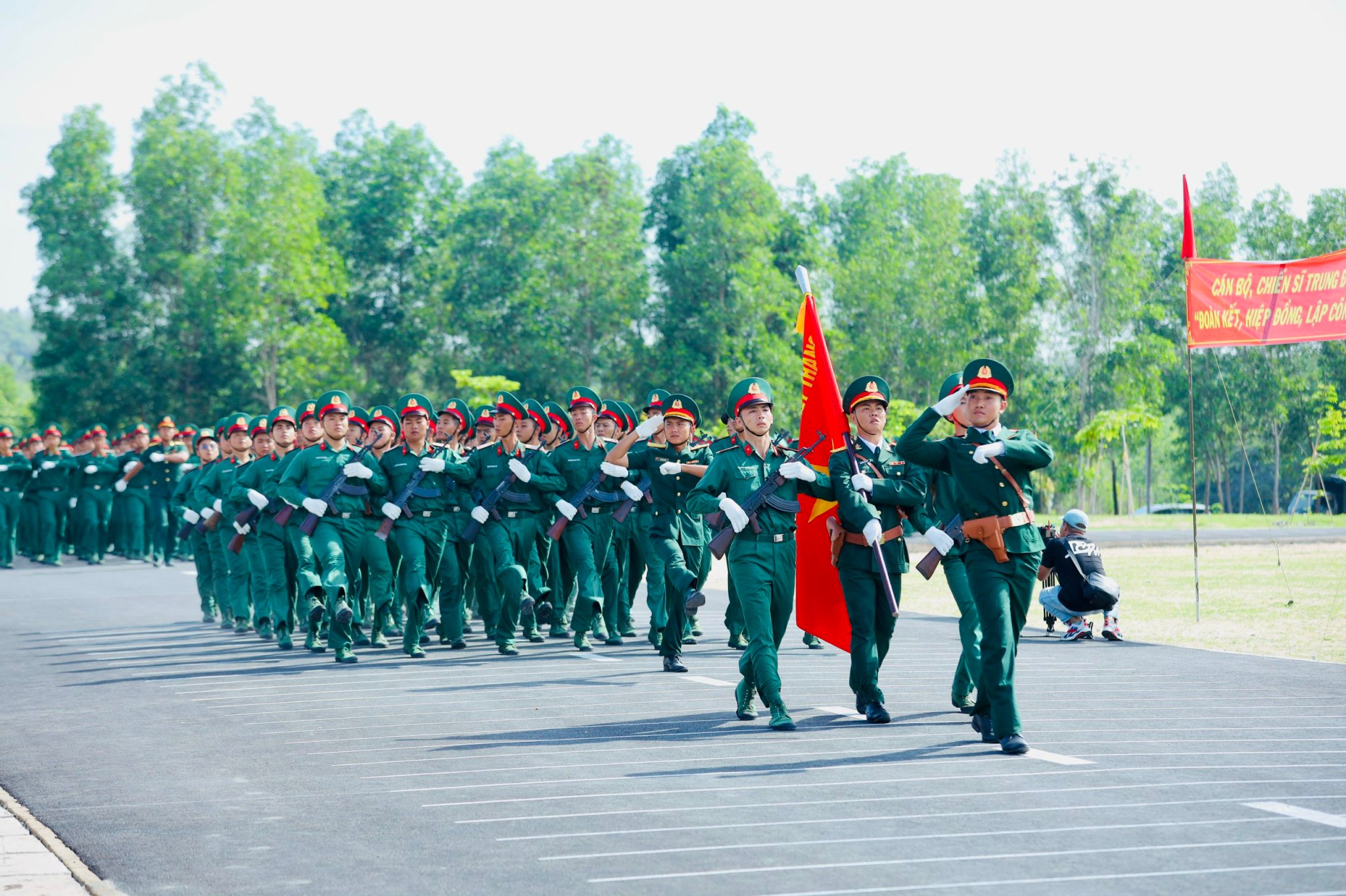 Xây dựng LLVT vững mạnh toàn diện, mẫu mực, tiêu biểu được xác định là nhiệm vụ cấp bách và chiến lược. Trong ảnh: Chiến sĩ diễu binh tại Lễ tuyên thệ chiến sĩ mới năm 2024.