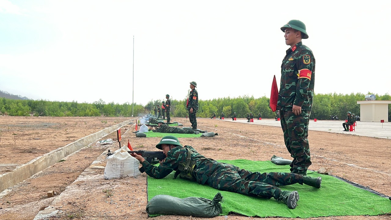 Công tác huấn luyện của LLVT tỉnh luôn được chú trọng triển khai thực hiện với phương châm “cơ bản, thiết thực, vững chắc”. Trong ảnh: Các chiến sĩ mới thực hiện bài kiểm tra “3 tiếng súng” tại Trung đoàn Minh Đạm.