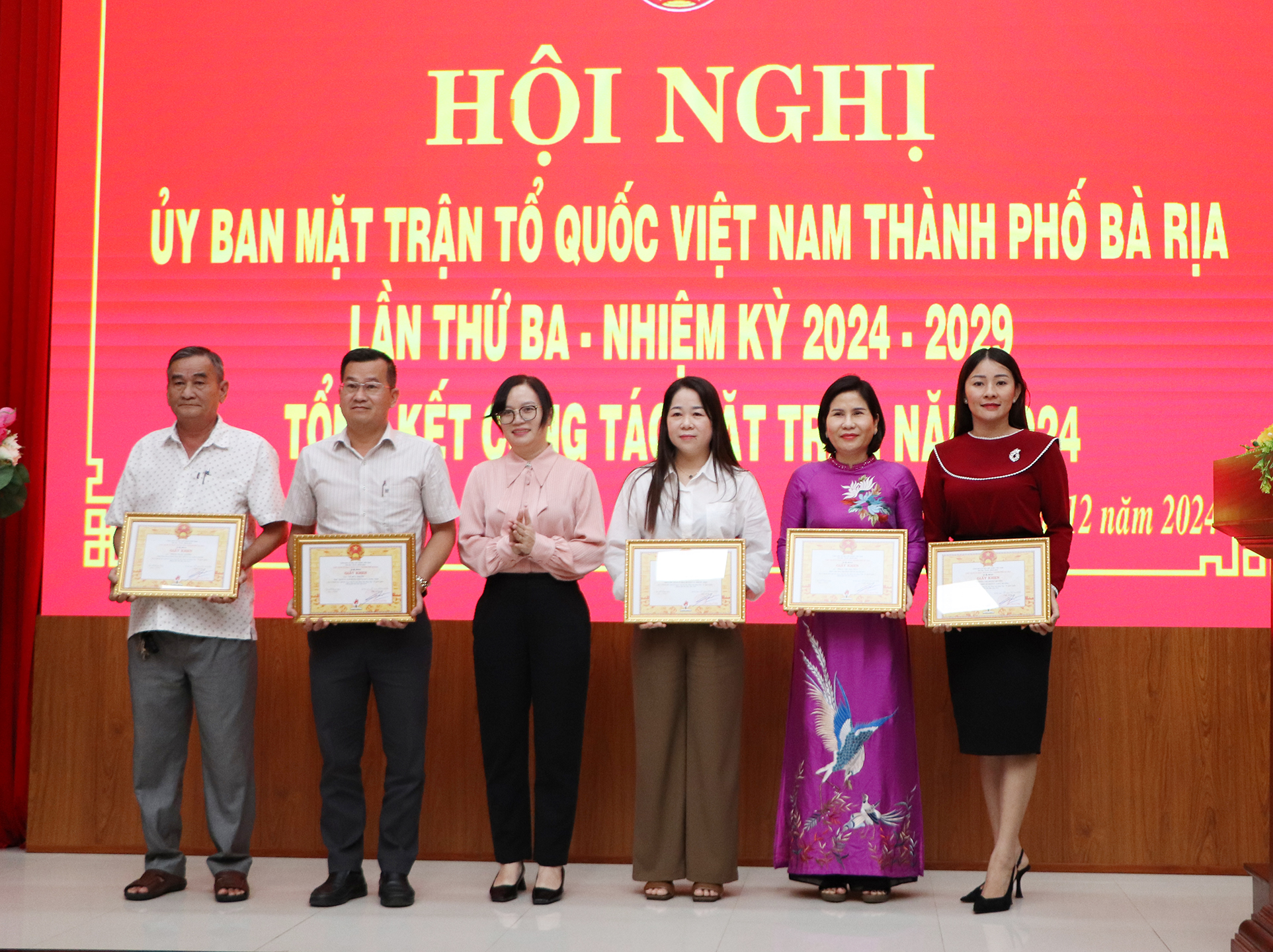 Bà Nguyễn Minh Hoàng, Phó Bí thư Thường trực Thành ủy Bà Rịa trao Giấy khen của Chủ tịch UBND TP.Bà Rịa tới các cá nhân có thành tích xuất sắc trong công tác vận động Quỹ “Vì người nghèo”.