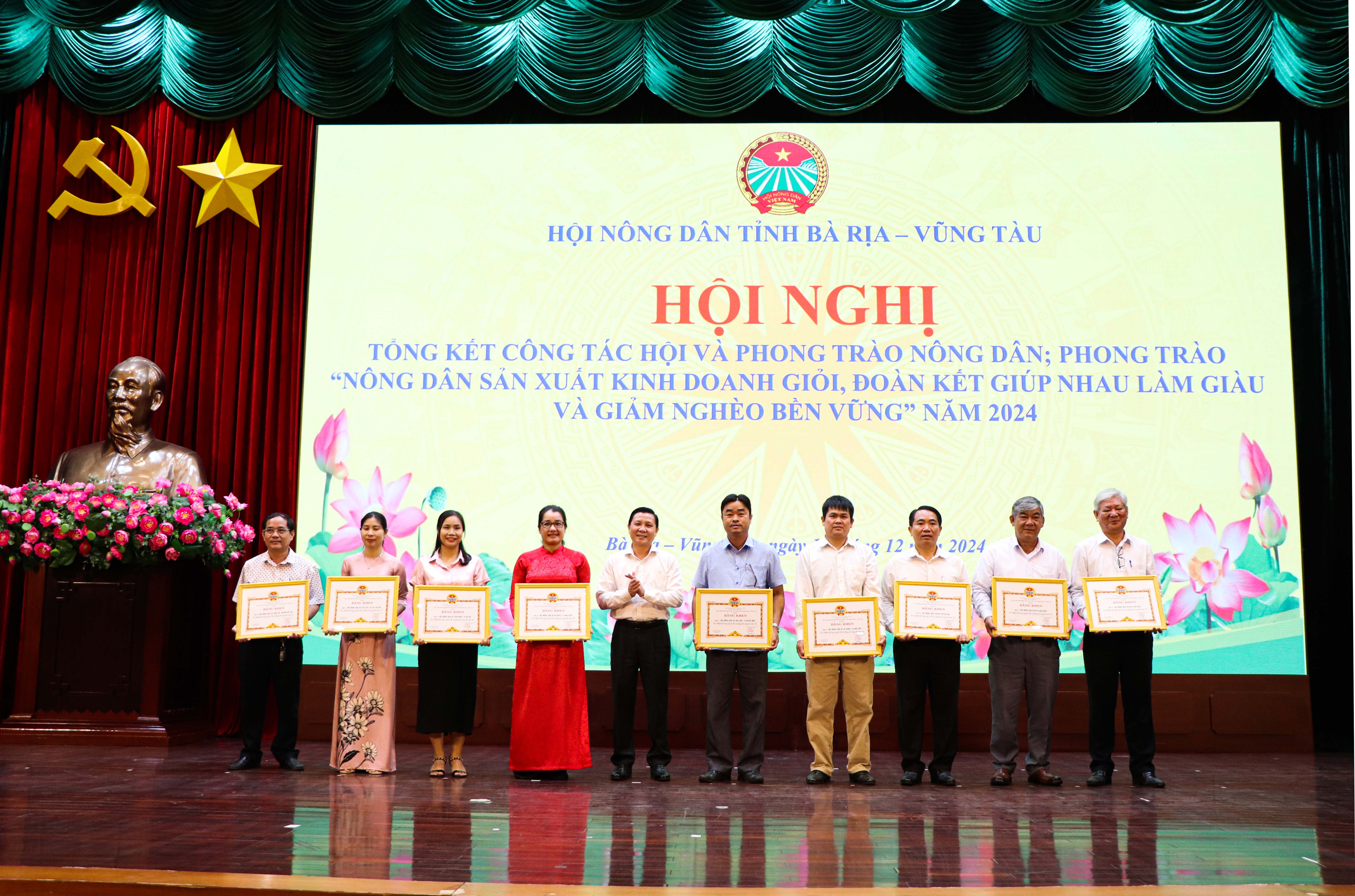 Ông Mai Minh Quang, Chủ tịch Hội Nông dân tỉnh trao Bằng khen cho các tập thể có thành tích trong công tác Hội và phong trào nông dân năm 2024.