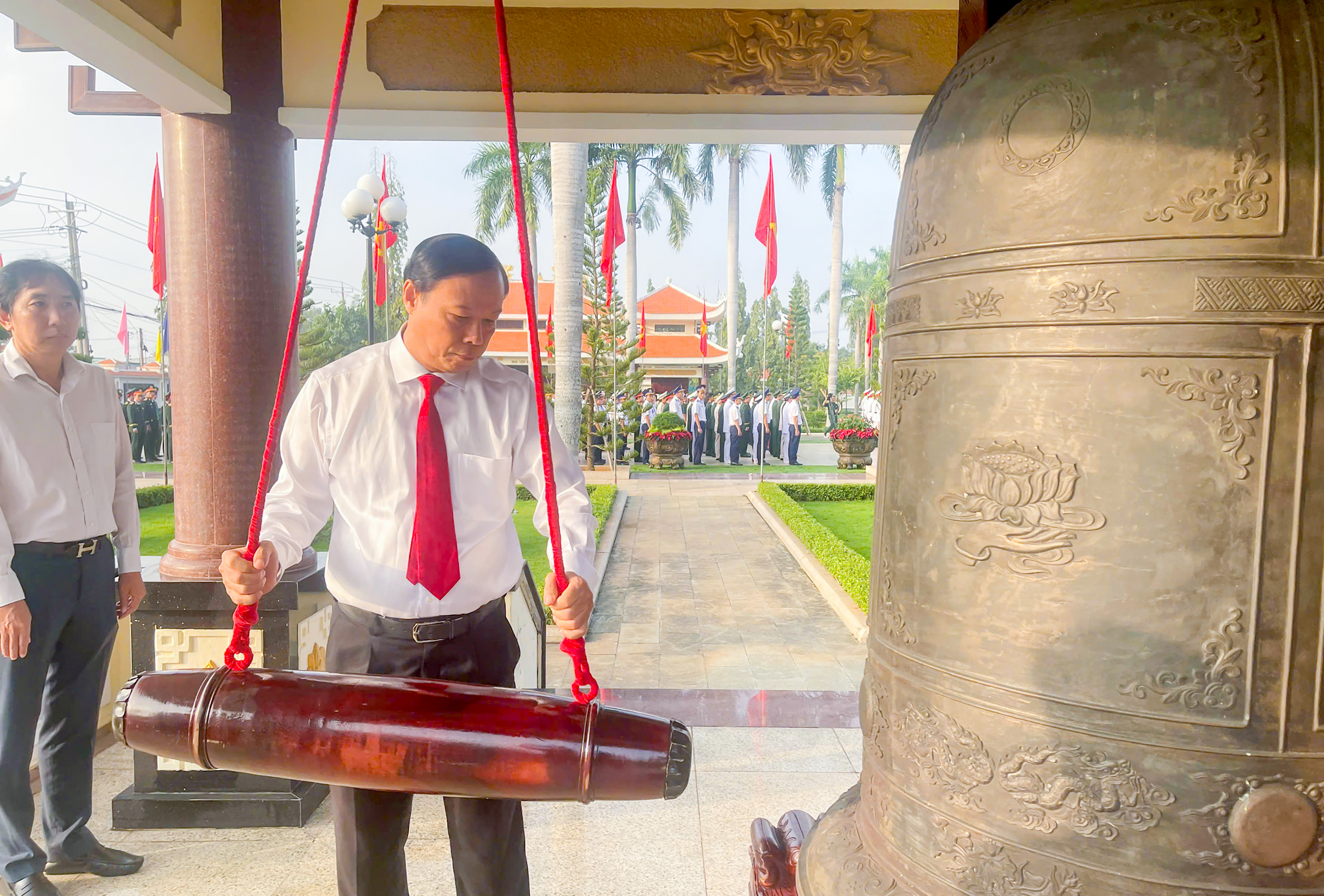 Ông Nguyễn Văn Thọ, Phó Bí thư Tỉnh ủy, Chủ tịch UBND tỉnh thực hiện nghi thức thỉnh chuông.