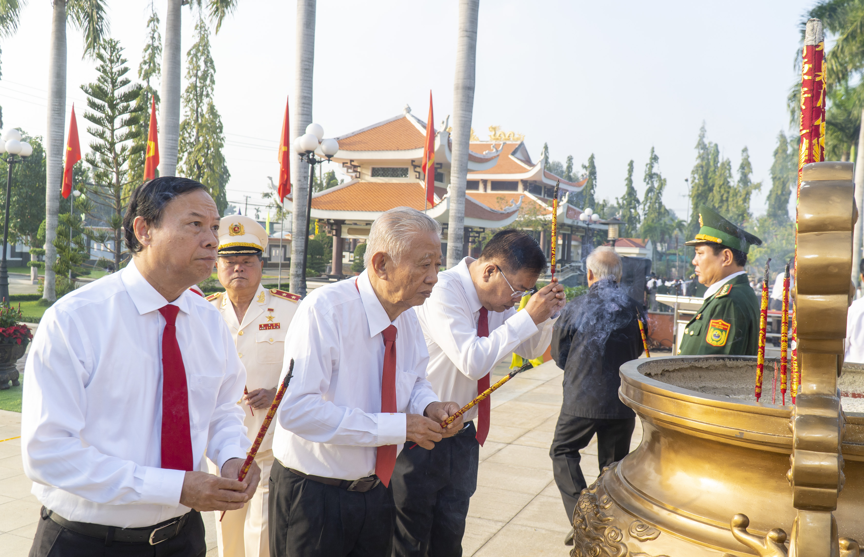 Các đại biểu lãnh đạo tỉnh, nguyên lãnh đạo tỉnh dâng hương tại Tượng đài Liệt sĩ.