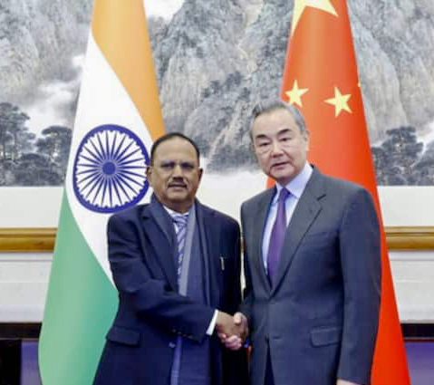 Cố vấn An ninh Quốc gia Ấn Độ Shri Ajit Doval (trái) và Ngoại trưởng Trung Quốc Vương Nghị tại cuộc gặp ngày 18/12.