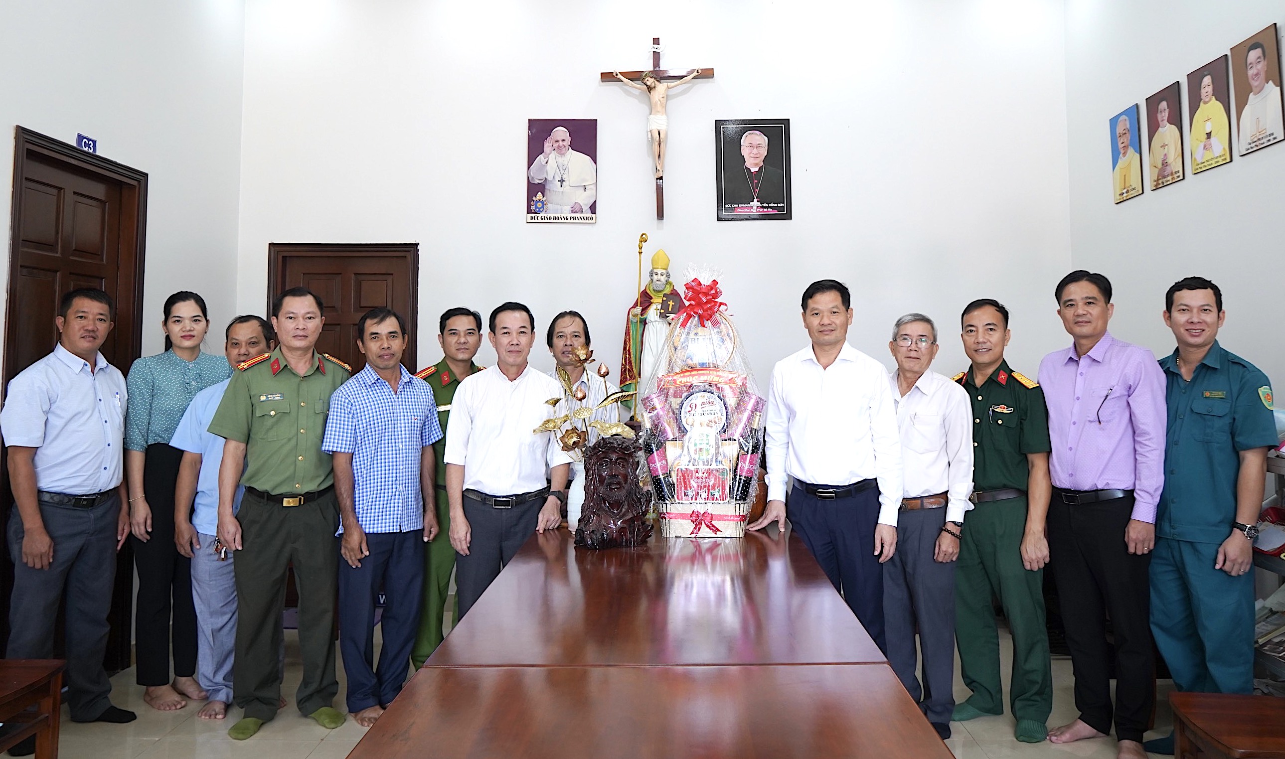 Ông Lê Thanh Liêm,  Phó Bí thư Thường trực Huyện ủy Châu cùng đoàn đến thăm, tặng quà