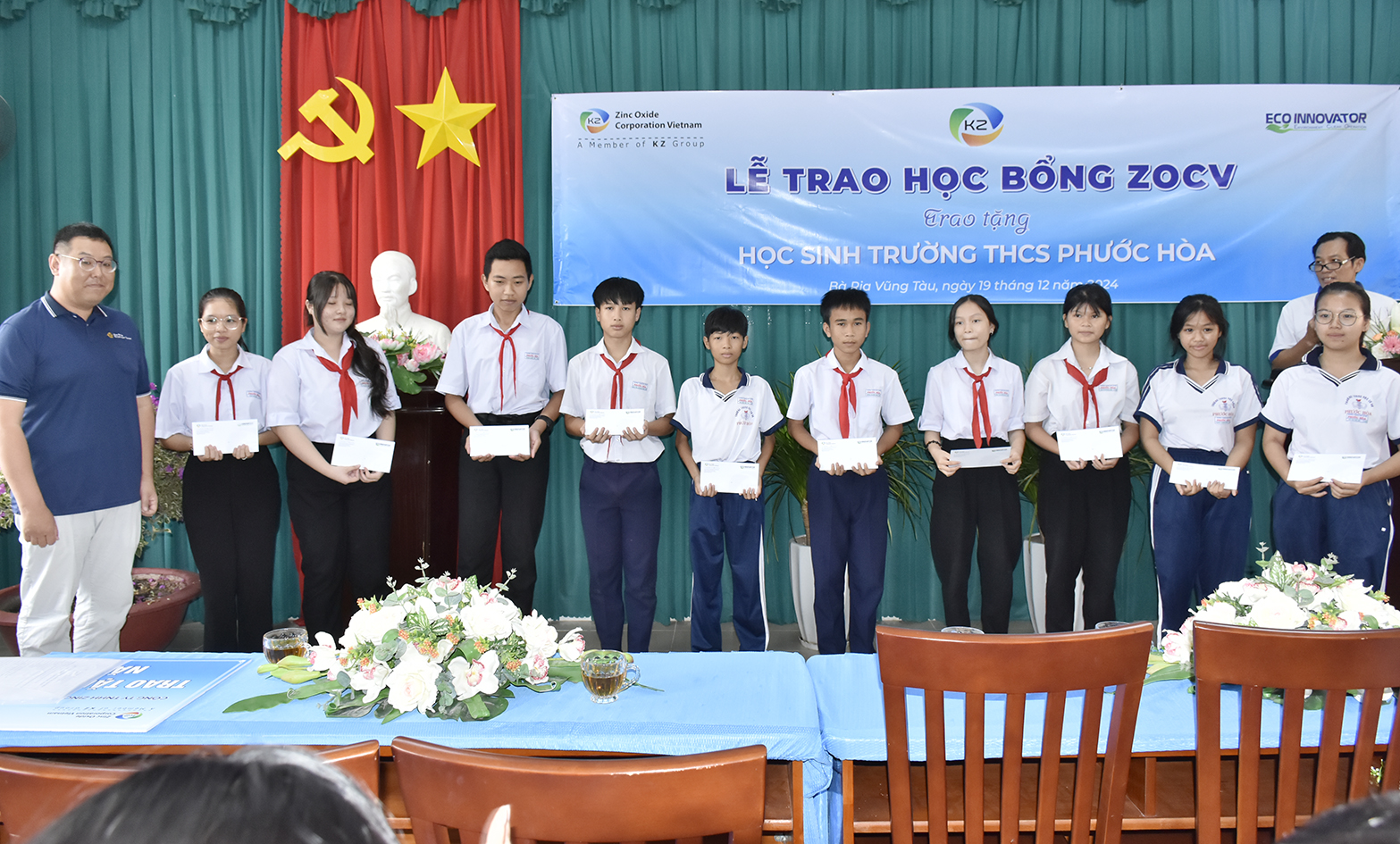 Ông Na Jong Hyun, Trưởng phòng hành chính và thương mại ZOCV trao học bổng cho HS Trường THCS Phước Hòa.