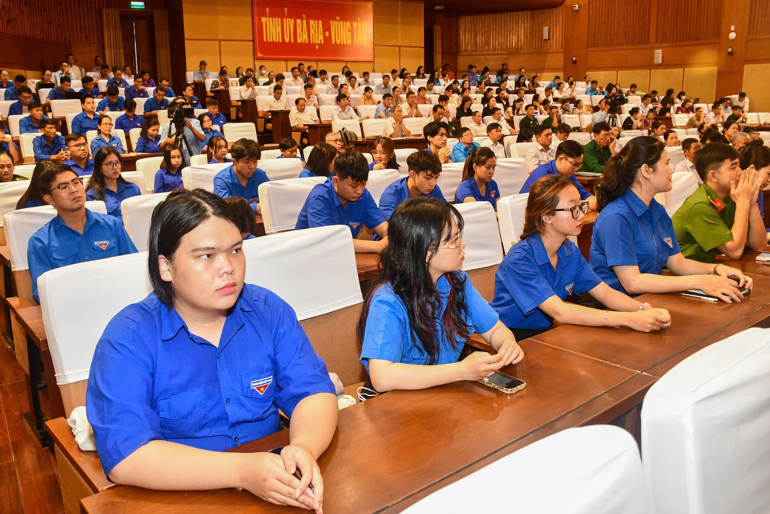 Các đoàn viên, hội viên tham dự hội nghị,