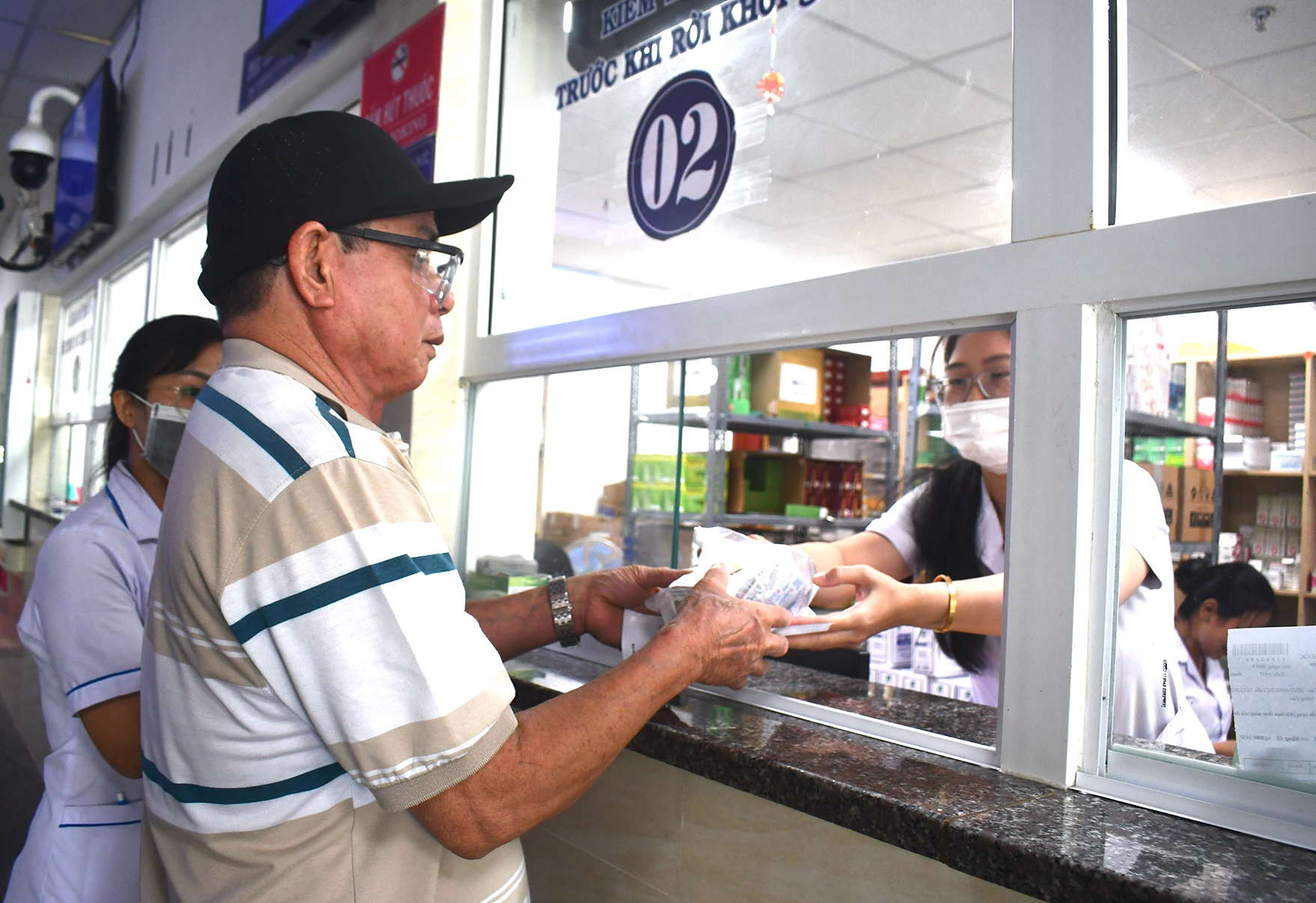Người cao tuổi nhận thuốc BHYT tại Bệnh viện Vũng Tàu.