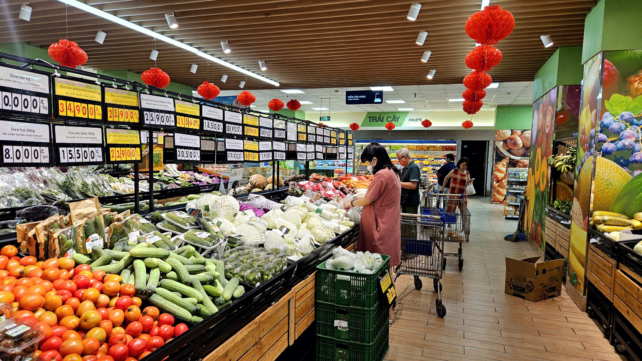 Người dân mua sắm tại siêu thị Co.op Mart Vũng Tàu.