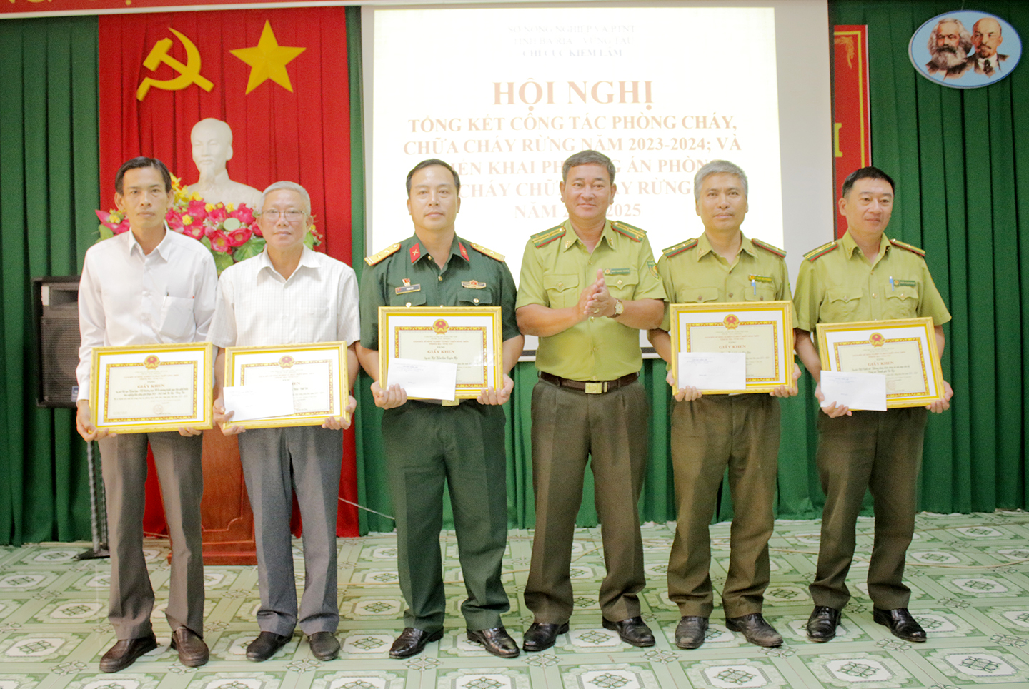 Đại diện Chi cục Kiểm lâm tặng Giấy khen cho các tập thể có thành tích xuất sắc trong công tác PCCCR mùa khô năm 2023-2024.