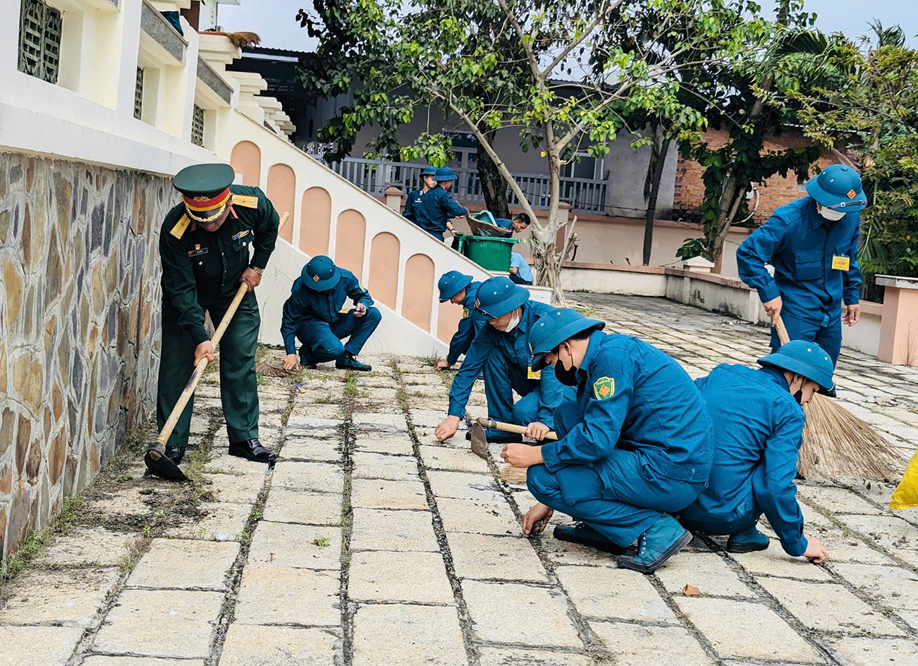 Cán bộ, chiến sĩ và đoàn viên thanh niên quét dọn khuôn viên.