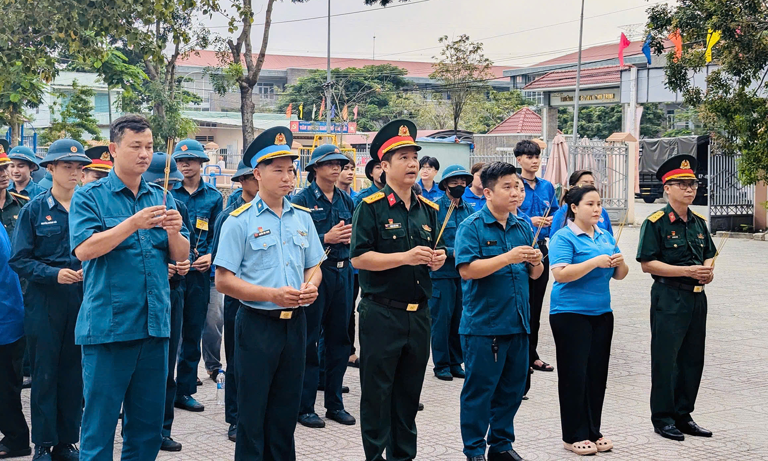 Cán bộ, chiến sĩ lưc lượng vũ trang TX.Phú Mỹ và đoàn viên thanh niên phường Mỹ Xuân dâng hương viếng đền liệt sĩ.