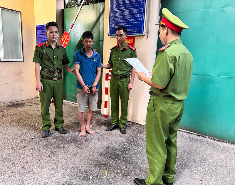 Công an TX.Phú Mỹ thi hành lệnh bắt tạm giam đối với Khang. 