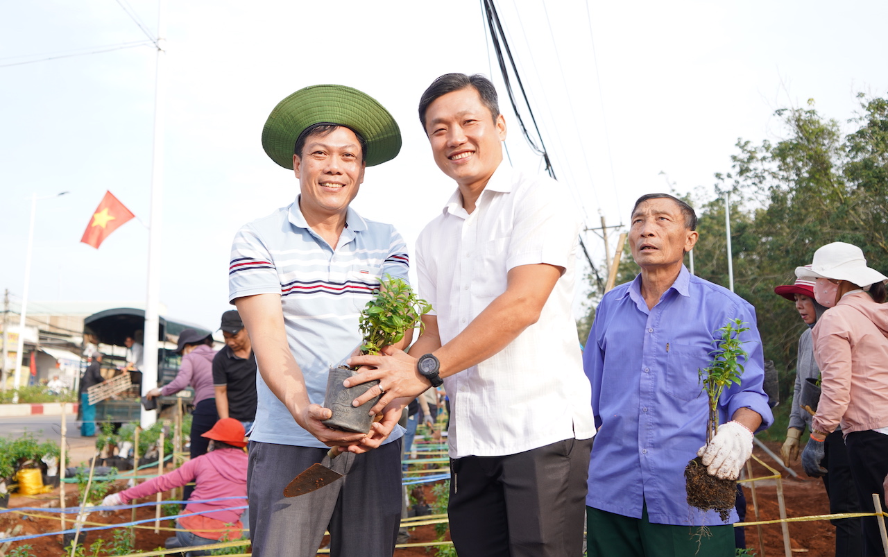 Lãnh đạo xã Kim Long và huyện Châu Đức chung tay trồng hoa, tạo cảnh quan cho đô thị Kim Long.