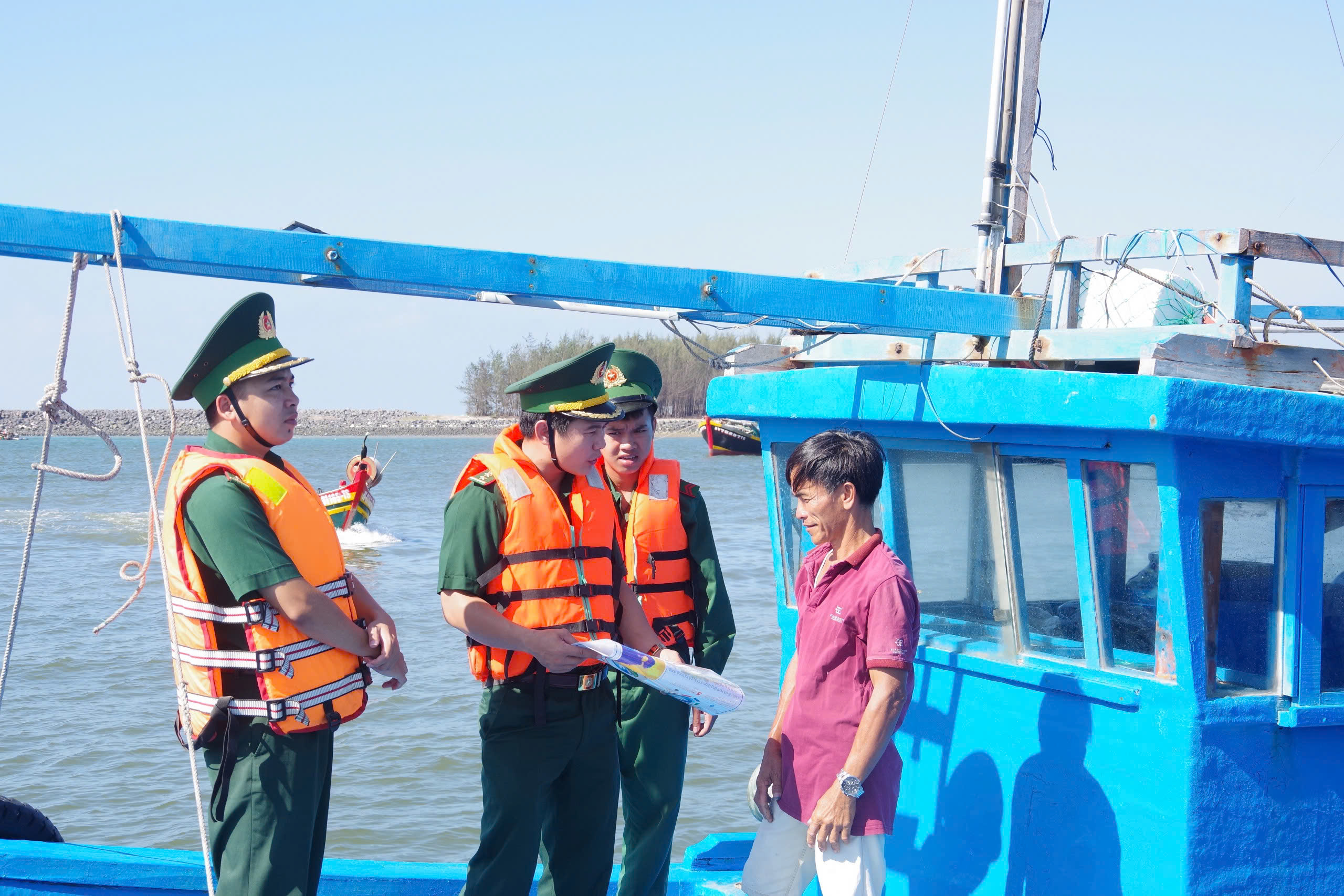 Cán bộ Đồn Biên phòng Bình Châu tuyên truyền chống khai thác IUU cho ngư dân tại cảng Bình Châu (huyện Xuyên Mộc).