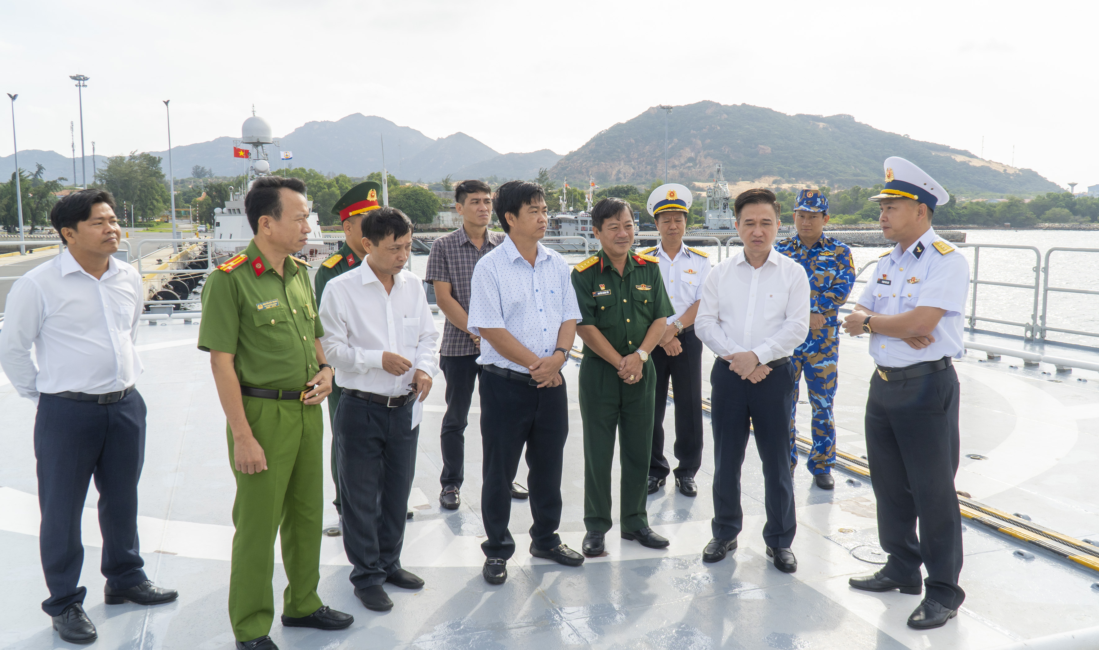 Phó Chủ tịch UBND tỉnh Đặng Minh Thông trao đổi với cán bộ, chiến sĩ trên tàu hộ vệ tên lửa 016 Quang Trung thuộc Lữ đoàn 162 Hải Quân.