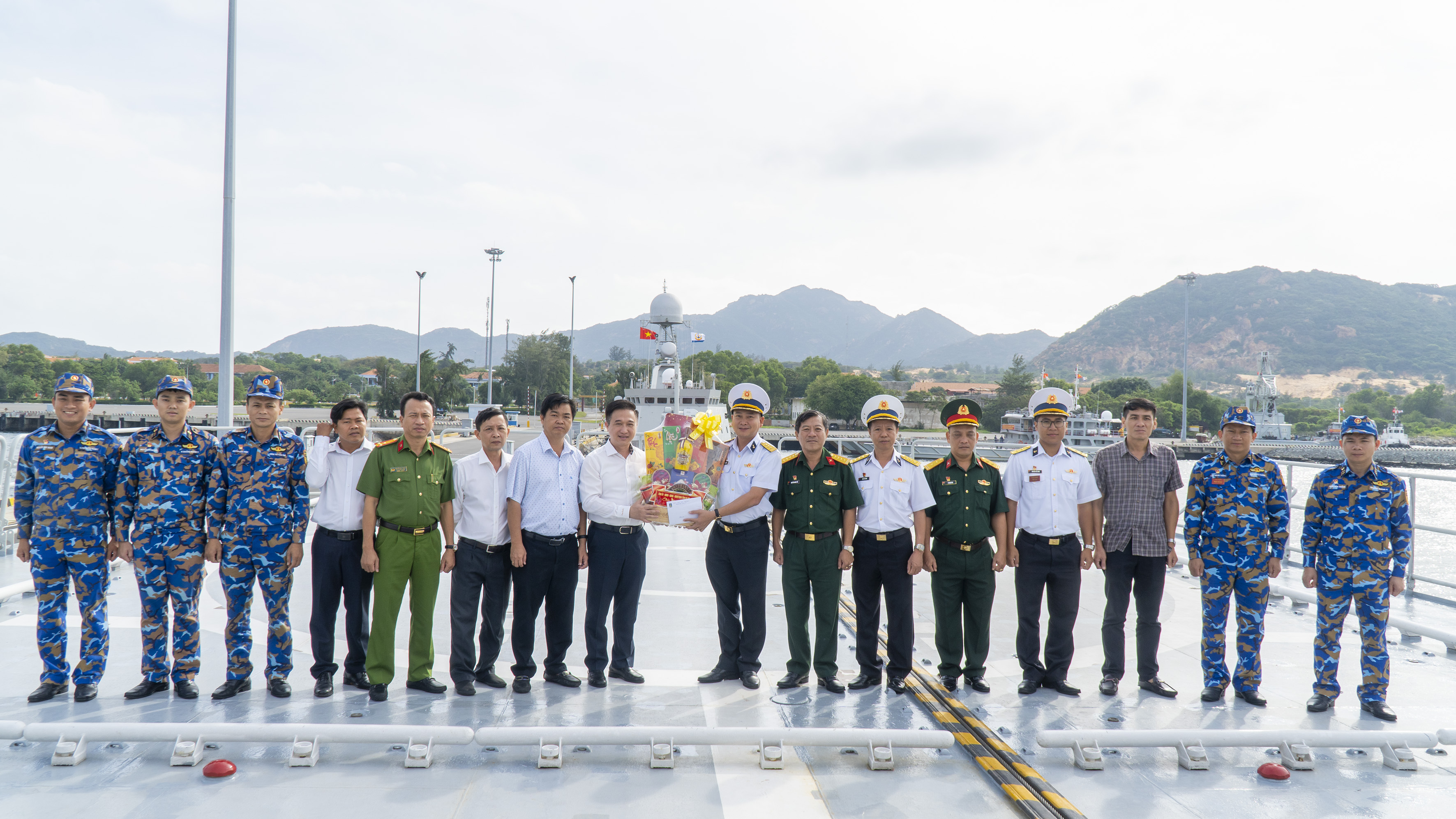 Đoàn công tác tặng quà chúc mừng cán bộ, chiến sĩ Lữ đoàn 162 Hải Quân.