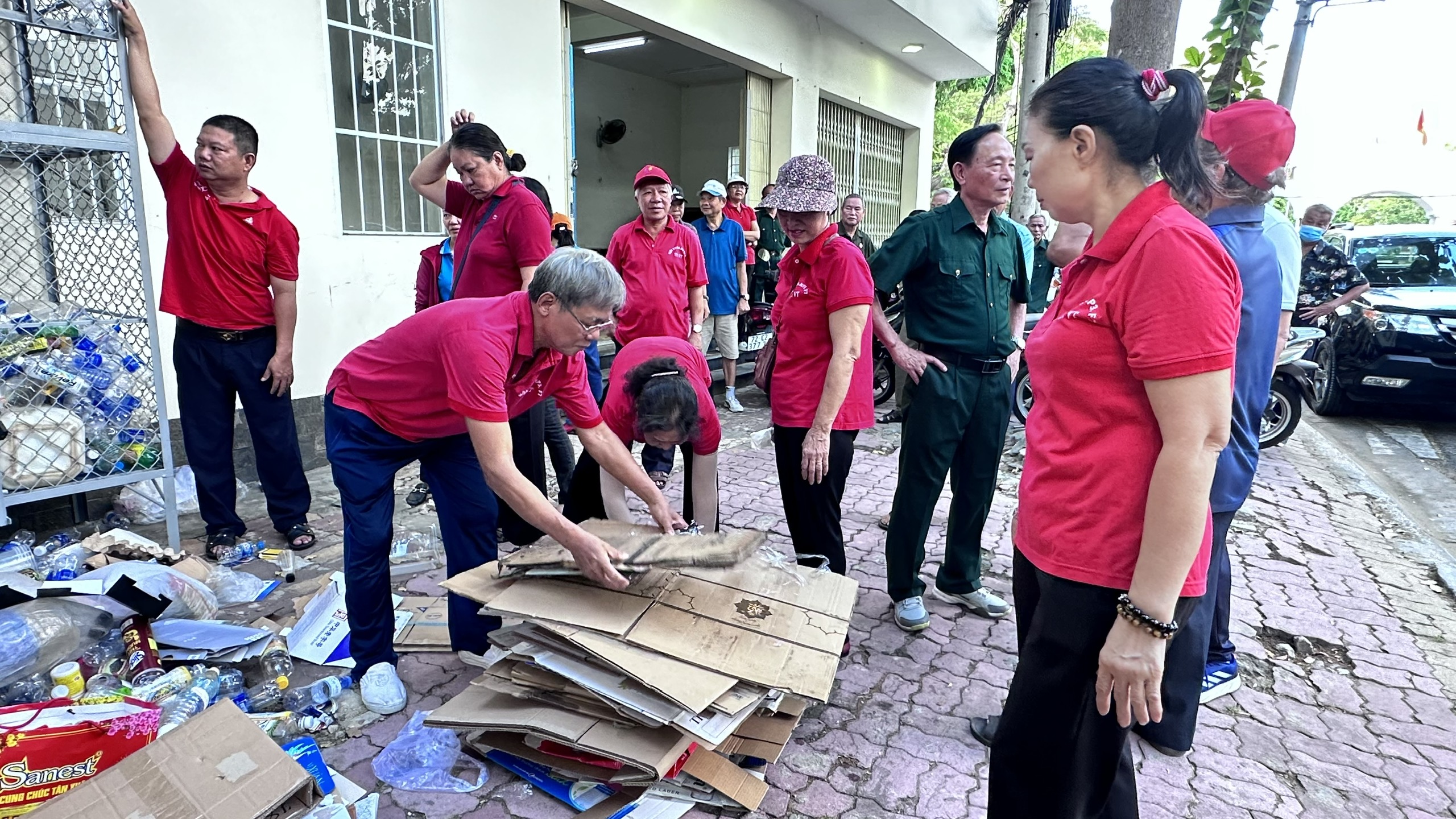 Người dân phường 7 (TP.Vũng Tàu) phân loại rác tái chế để bán gây quỹ học bổng cho học sinh nghèo.