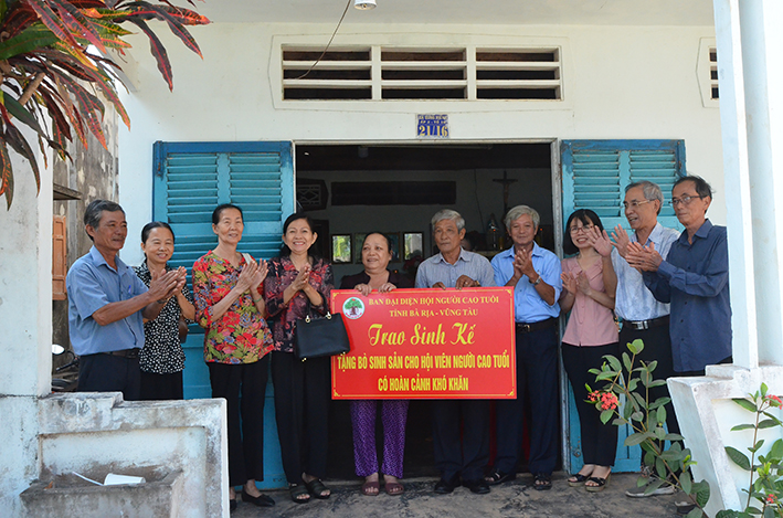 Ban Đại diện Hội Người cao tuổi tỉnh trao sinh kế cho hội viên có hoàn cảnh khó khăn ở xã Bưng Riềng, huyện Xuyên Mộc.