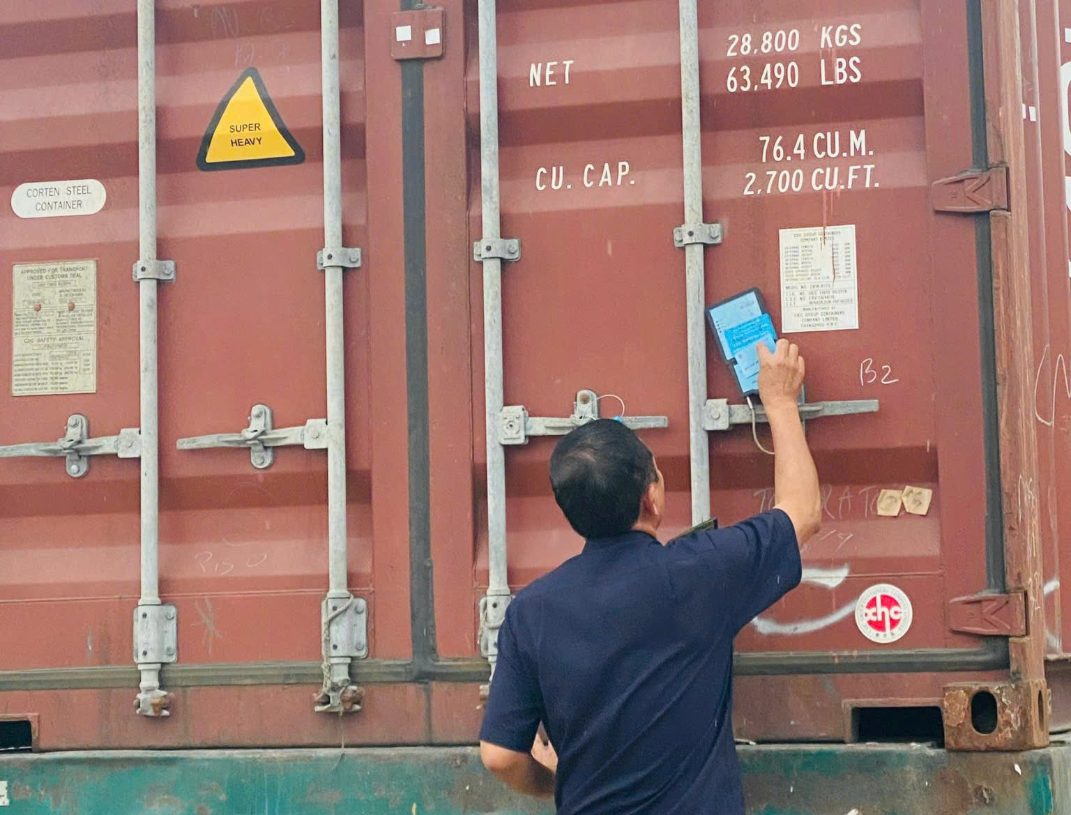 Công chức Chi cục hải quan cửa khẩu cảng Cái Mép kiểm tra hàng container tại cảng.