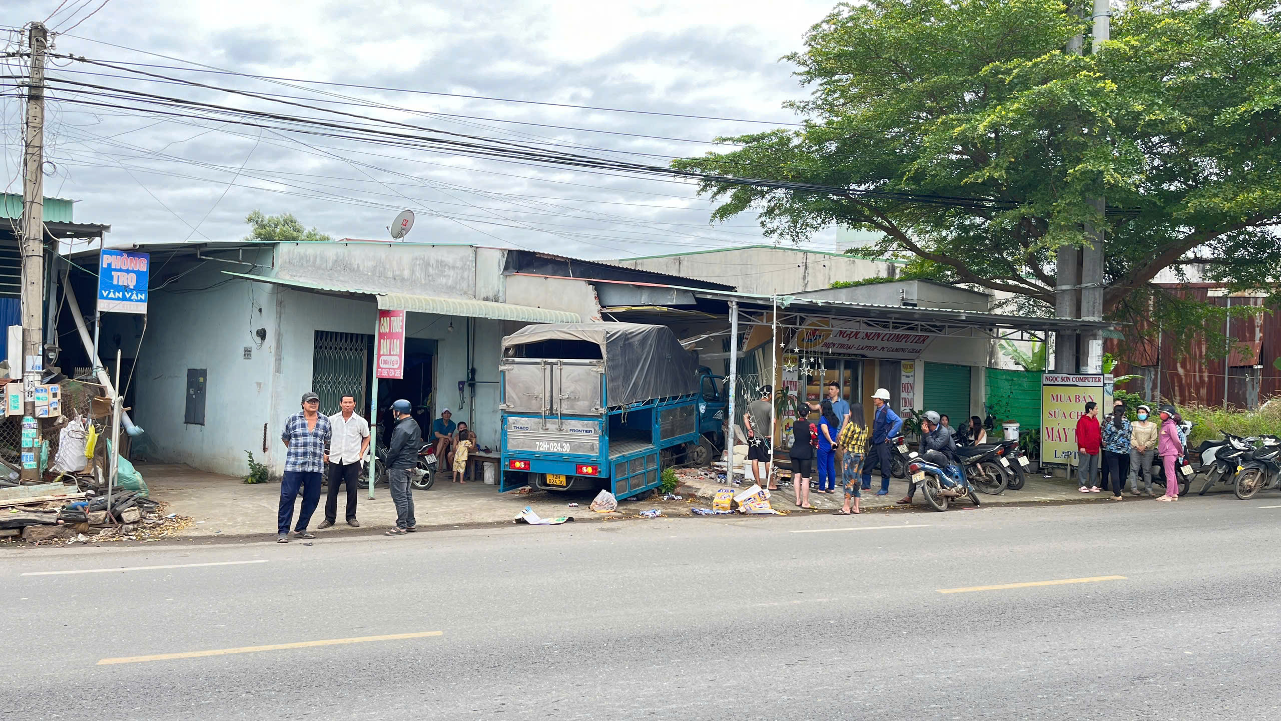 Tại hiện trường, xe tải tông thằng vào nhà dân, phần đầu bị hư hỏng.