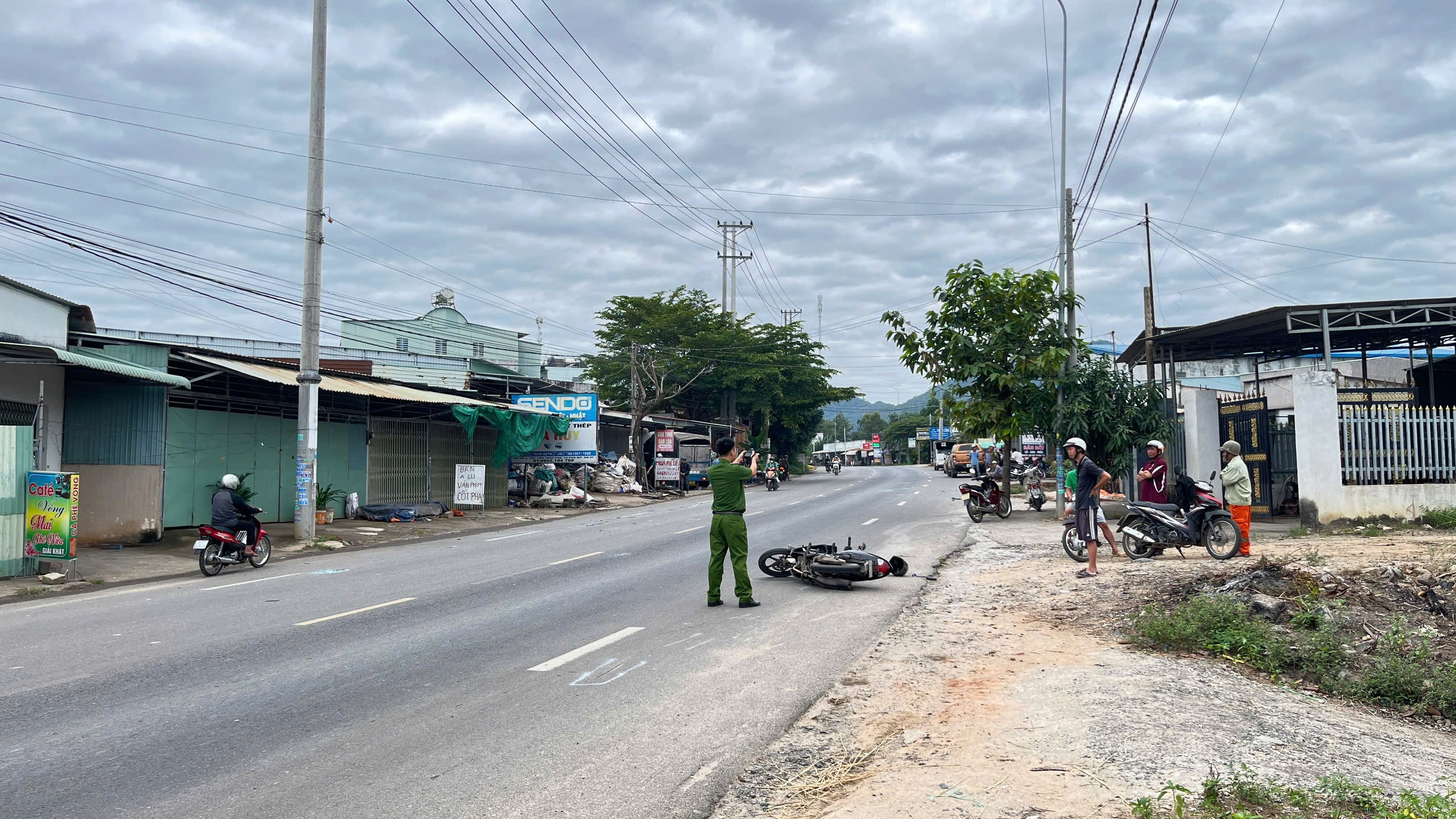 Công an thị xã Phú Mỹ khám nghiệm hiện trường, điều tra nguyên nhân vụ tai nạn khiến 2 người tử vong.