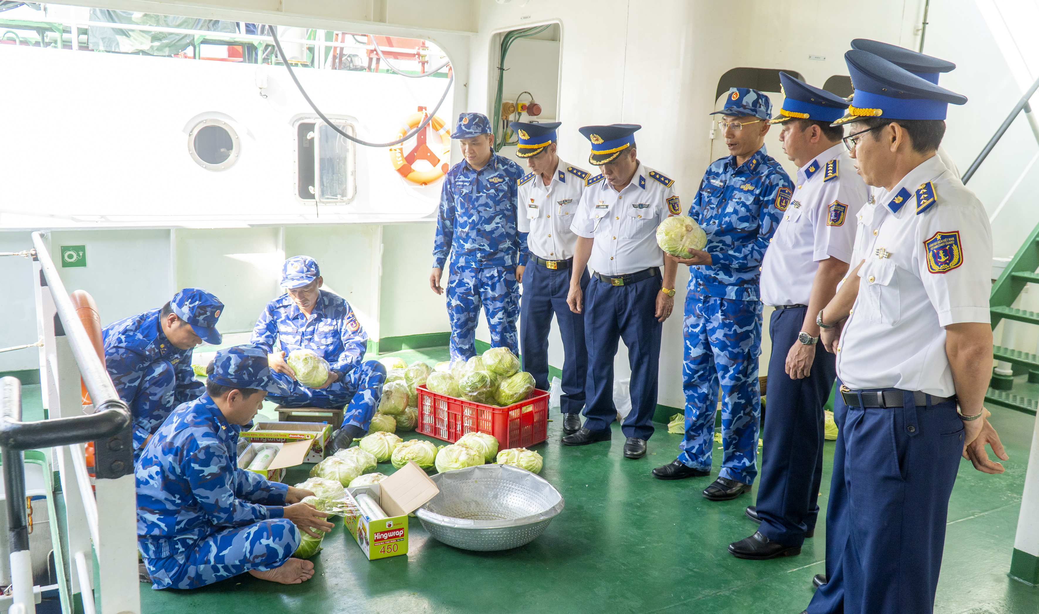 Thủ trưởng Vùng Cảnh sát biển 3 cùng đại diện các cơ quan, đơn vị kiểm tra công tác hậu cần, chuẩn bị lương thực cho đợt thực hiện nhiệm vụ dài ngày trên biển của tàu 8001.
