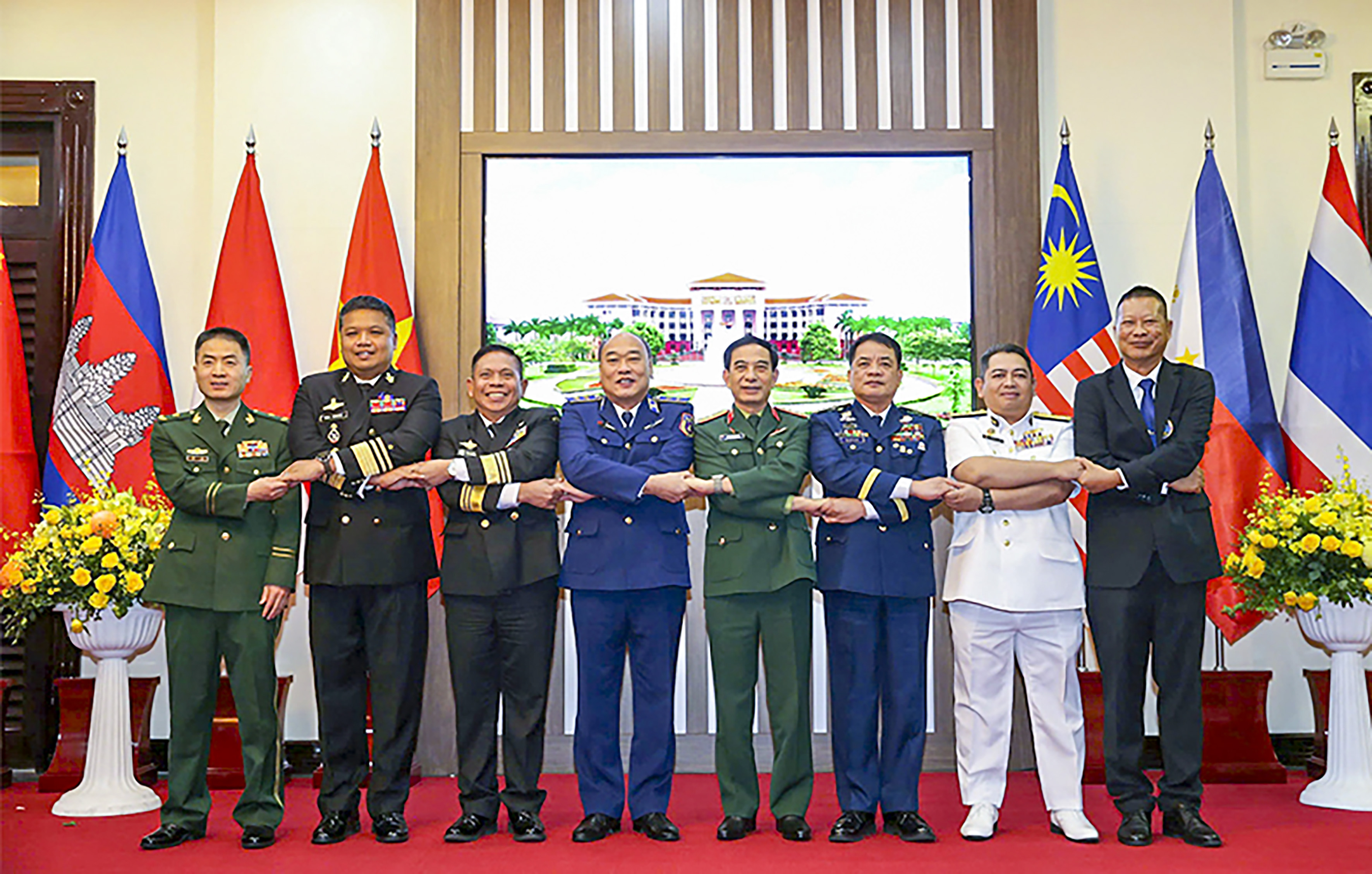 Đại tướng Phan Văn Giang, Ủy viên Bộ Chính trị, Phó Bí thư Quân ủy Trung ương, Bộ trưởng Bộ Quốc phòng chụp ảnh chung với trưởng đoàn các nước tham gia Chương trình giao lưu “Cảnh sát biển Việt Nam và những người bạn” lần thứ 2, năm 2024.