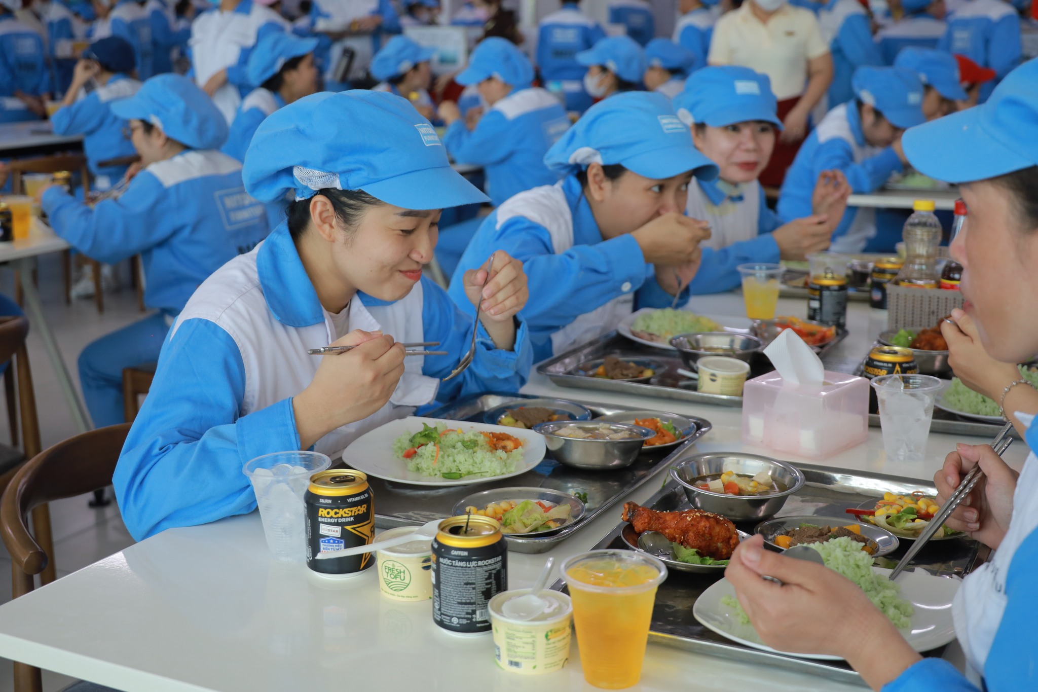 Nhiều NLĐ phấn khởi vì biết thông tin thưởng tết sớm.  Trong ảnh: NLĐ Doanh nghiệp chế xuất Nitori Việt Nam Chi nhánh Bà Rịa - Vũng Tàu trong giờ ăn ca.