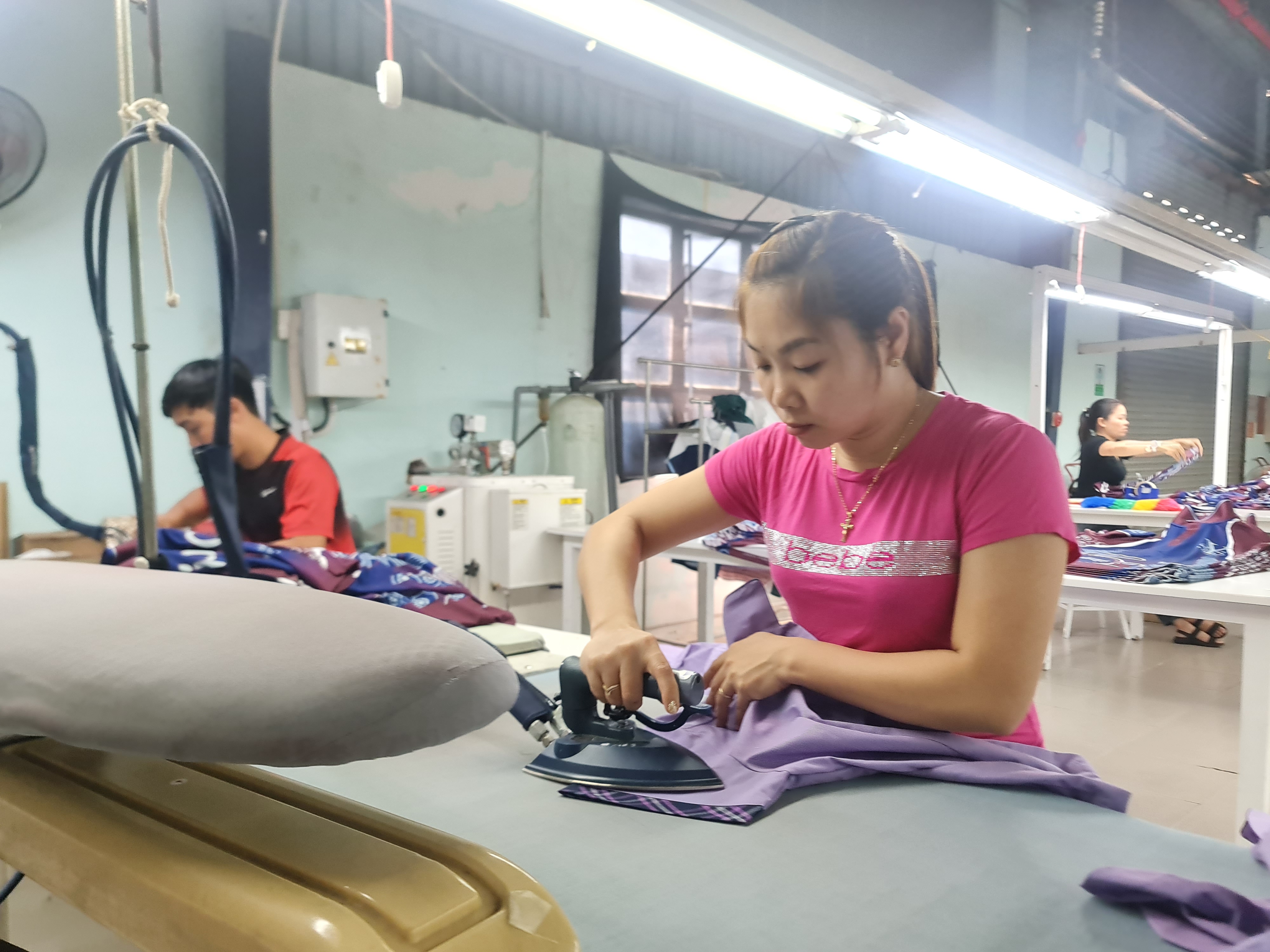 Năm nay tình hình thưởng tết ở nhiều DN cao hơn năm 2024.  Trong ảnh: NLĐ DN may tại KCN Đông Xuyên, TP.Vũng Tàu trong giờ sản xuất.