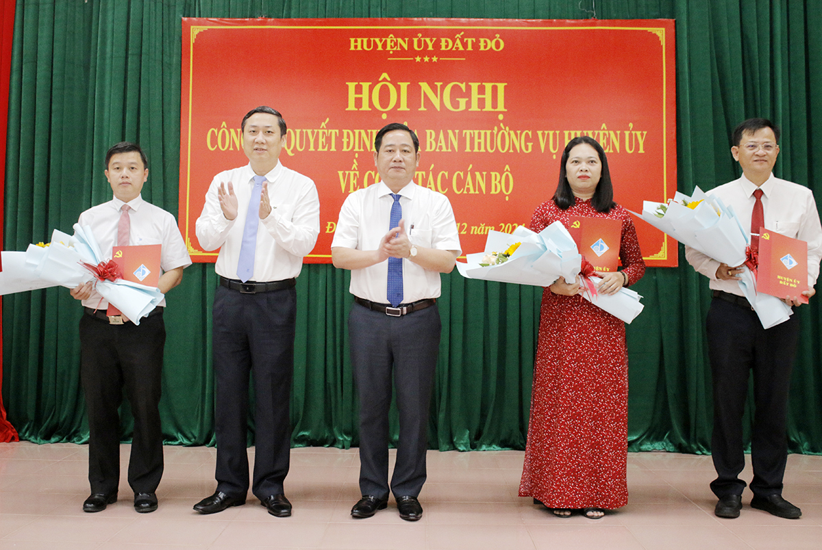 Ông Nguyễn Công Danh, Bí thư Huyện ủy và ông Trần Thanh Hùng, Phó Bí thư Thường trực Huyện ủy, Chủ tịch HĐND huyện trao quyết định và tặng hoa cho các ông, bà được điều động, bổ nhiệm.