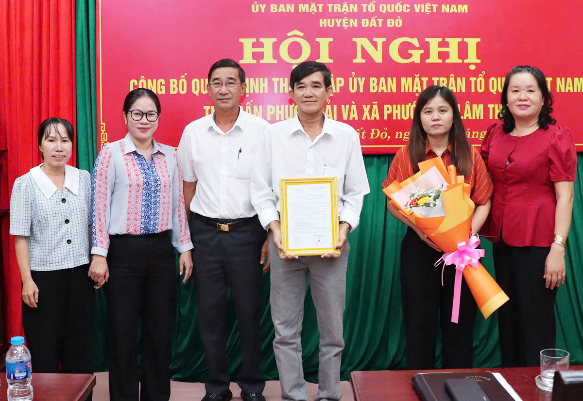 Ông Nguyễn Trọng Quốc, Chủ tịch UBMTTQ Việt Nam huyện Đất Đỏ trao Quyết định tới Ban Thường trực UBMTTQ Việt Nam TT.Phước Hải (lâm thời).