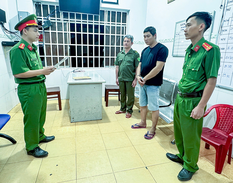 Cơ quan CSĐT Công an TX.Phú Mỹ thi hành lệnh bắt đối với bị can Hoài. 