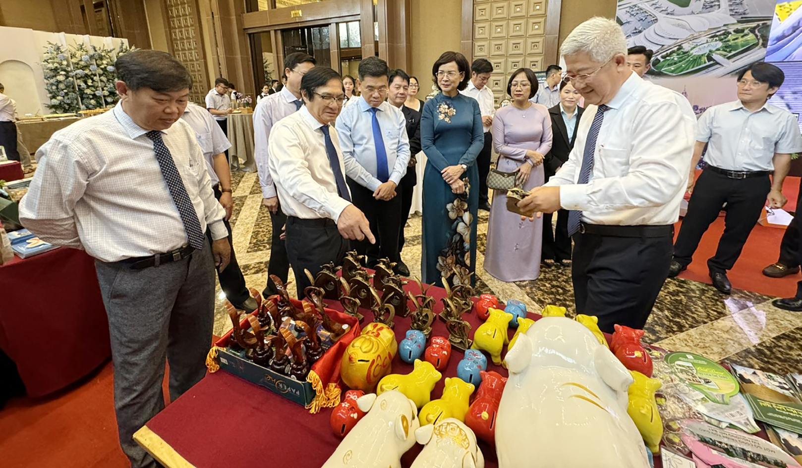 Đại biểu các tỉnh, thành Đông Nam Bộ tham quan khu trưng bày sản phẩm OCOP.