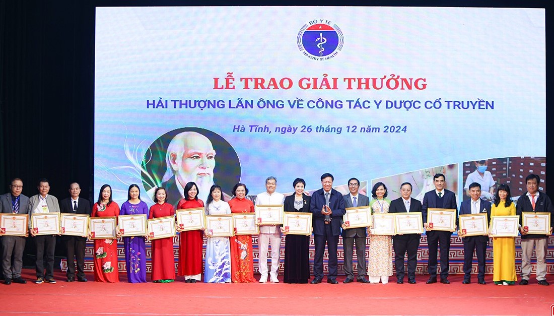 Bác sĩ Nguyễn Trường Sơn (ngoài cùng bên trái) và y sĩ Trịnh Văn Nhuần (ngoài cùng bên phải) được Bộ Y tế tặng Giải thưởng Hải Thượng Lãn Ông.