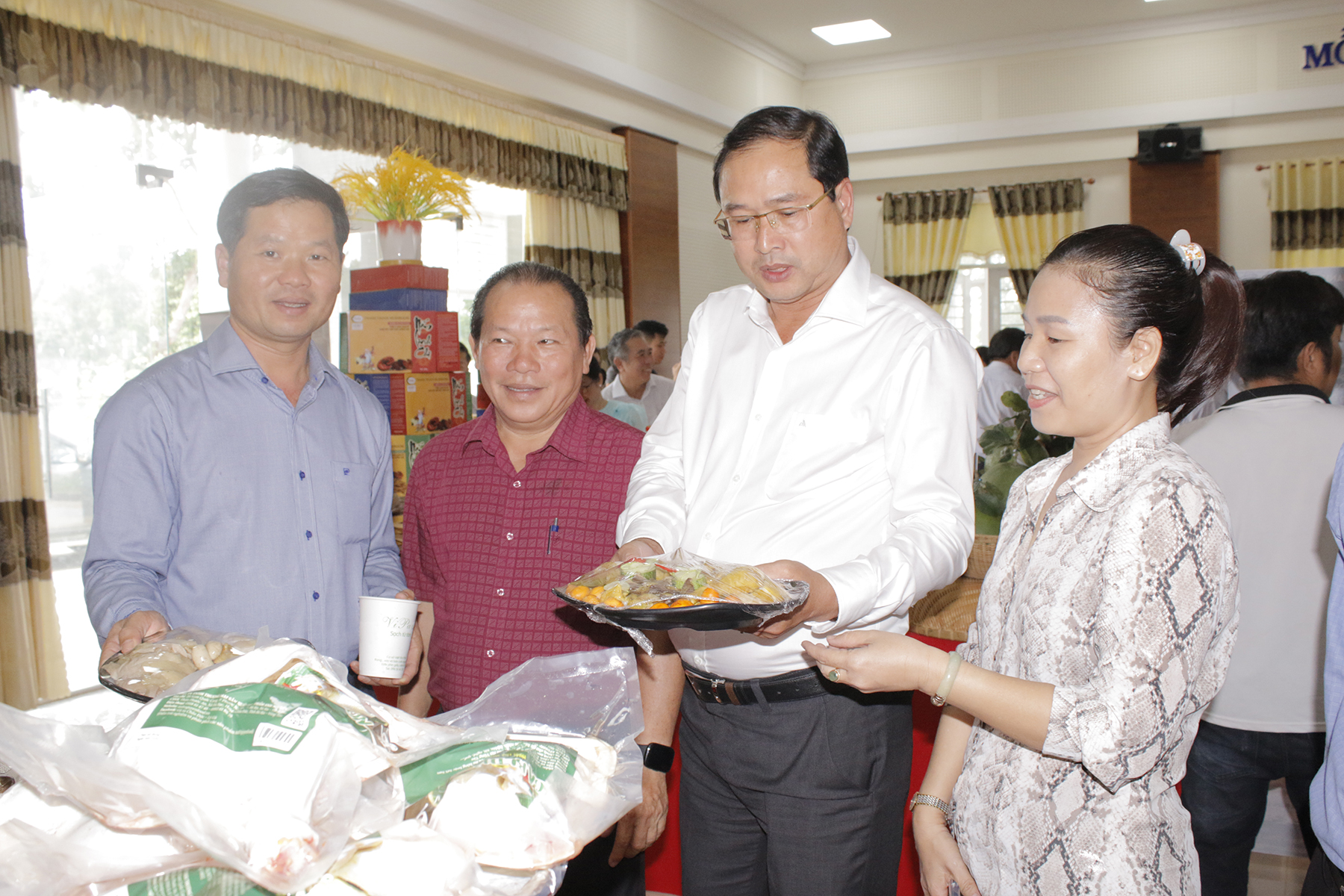 Đại biểu tham quan gian hàng trưng bày sản phẩm OCOP của huyện Châu Đức.