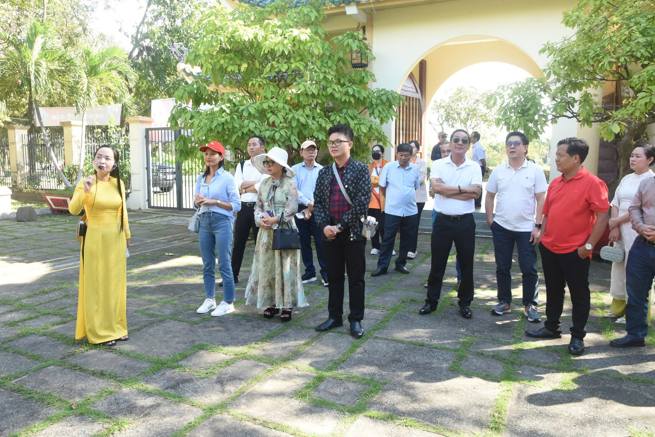 DN các tỉnh, thành Đông Nam bộ tham quan Văn miếu Trấn Biên  (Biên Hòa-Đồng Nai).