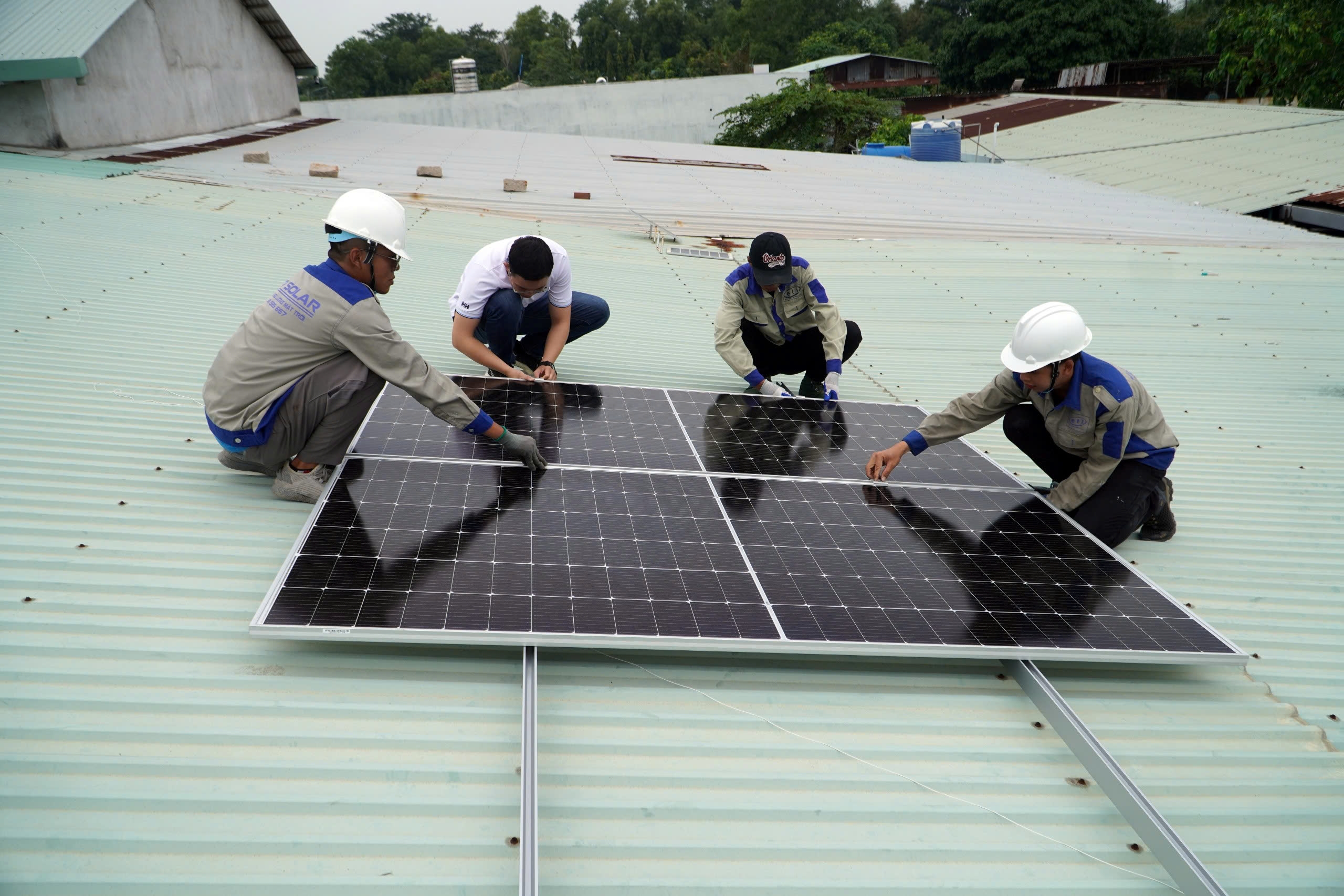 Các đoàn viên của Vietsovpetro tham gia hỗ trợ lắp đặt với đơn vị  thi công.