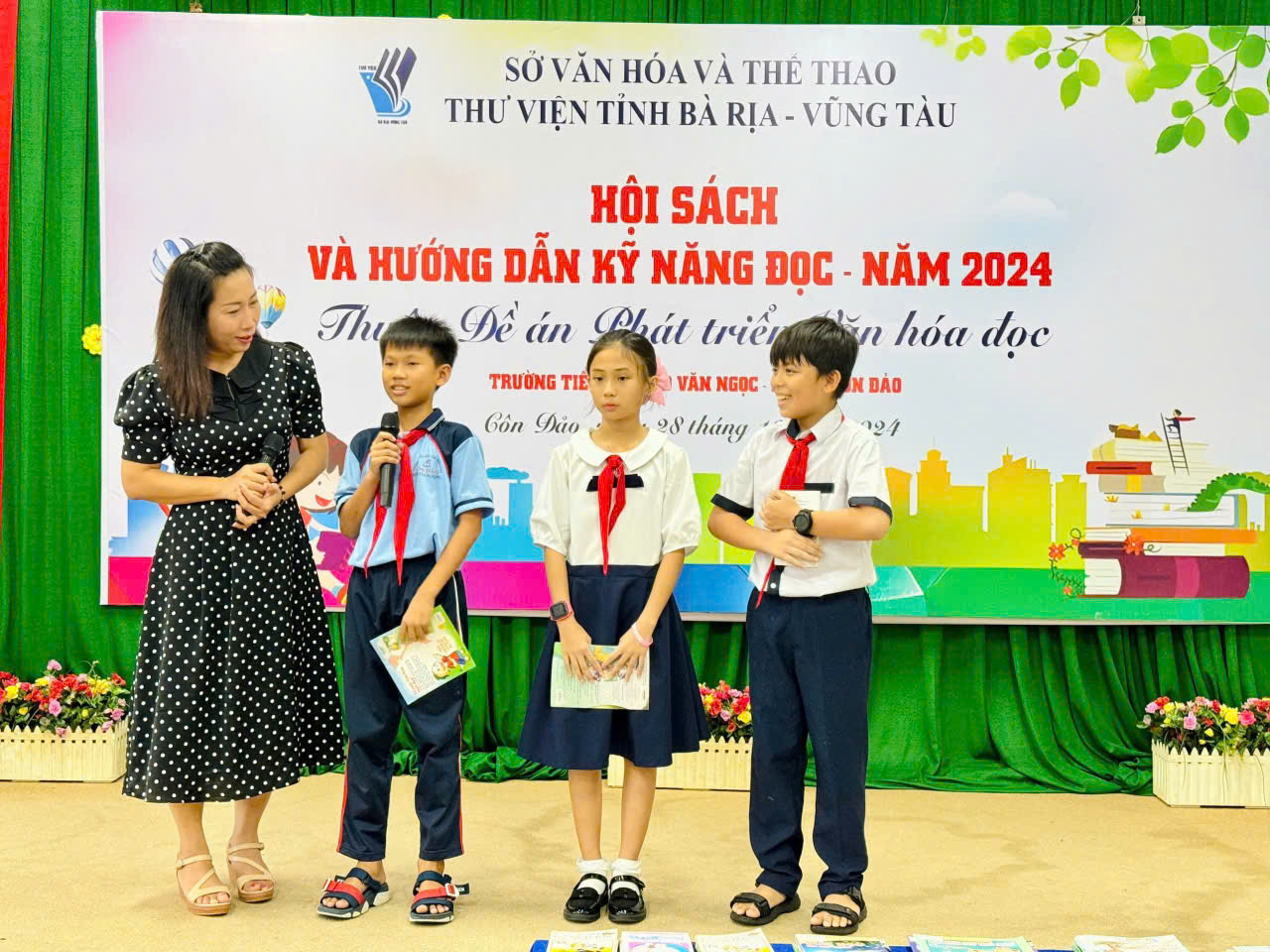 Học sinh Trường Tiểu học Cao Văn Ngọc (huyện Côn Đảo)  trong ngày Hội sách 28/10/2024.