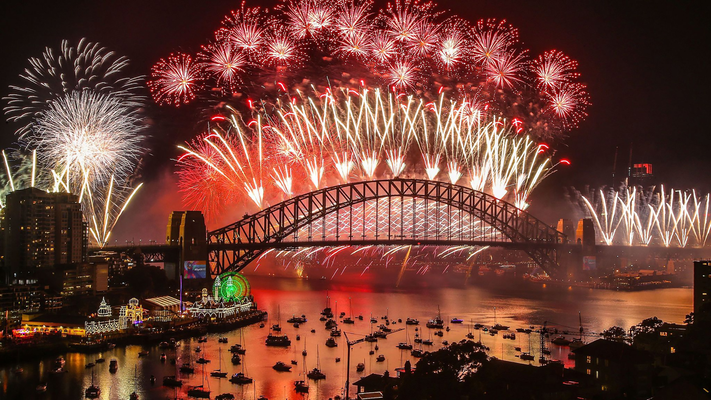 Sydney là một trong những thành phố lớn đầu tiên chào đón năm mới và thu hút lượng lớn khách du lịch và khán giả truyền hình trên khắp thế giới.