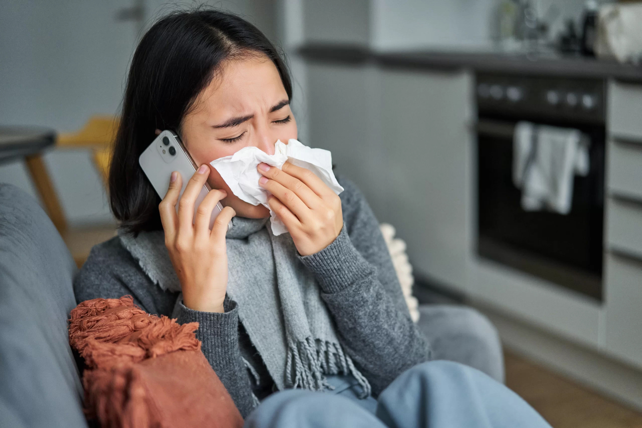 Hắt hơi kéo dài vì viêm mũi dị ứng theo mùa.