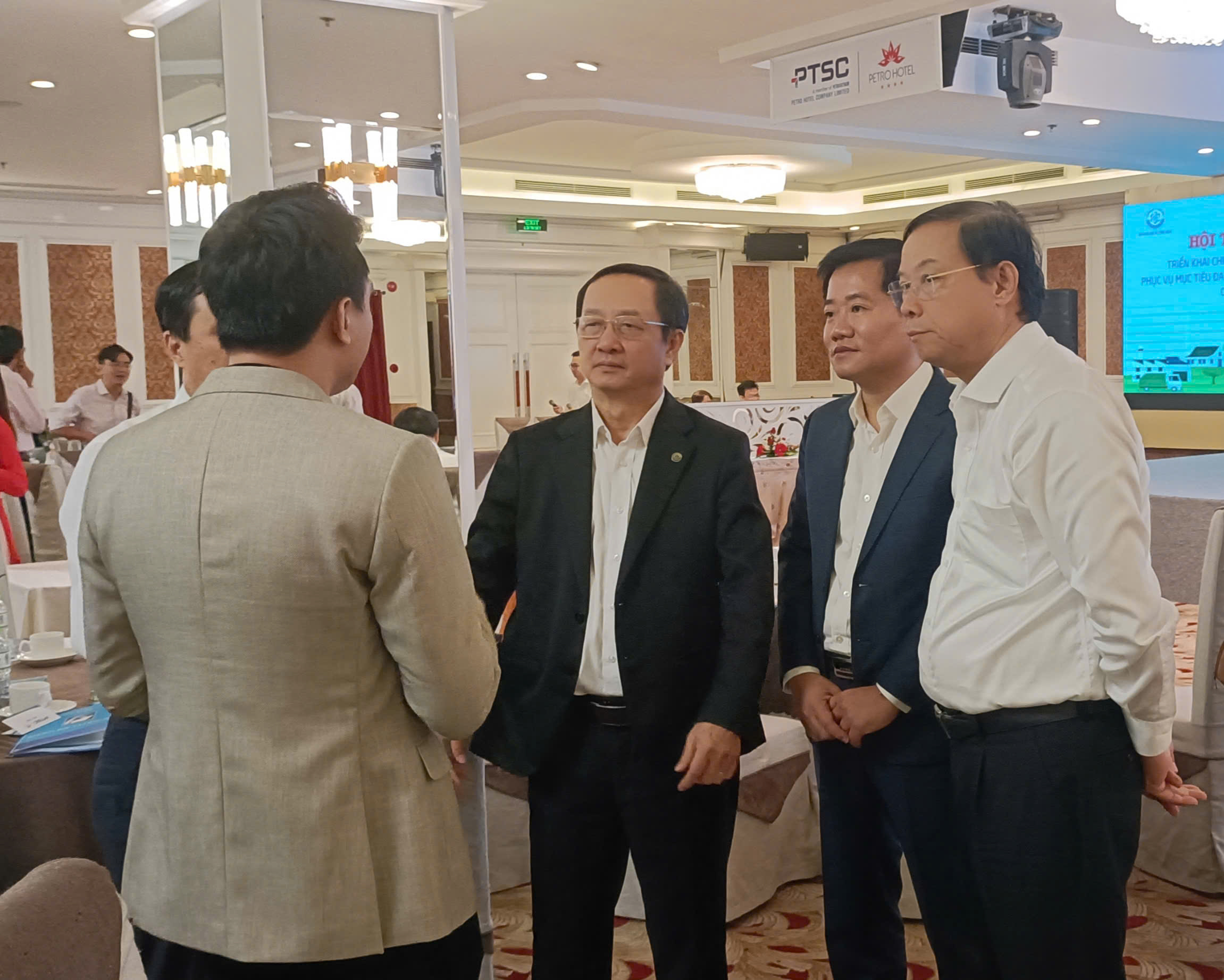 Các đại biểu trao đổi bên lề hội nghị