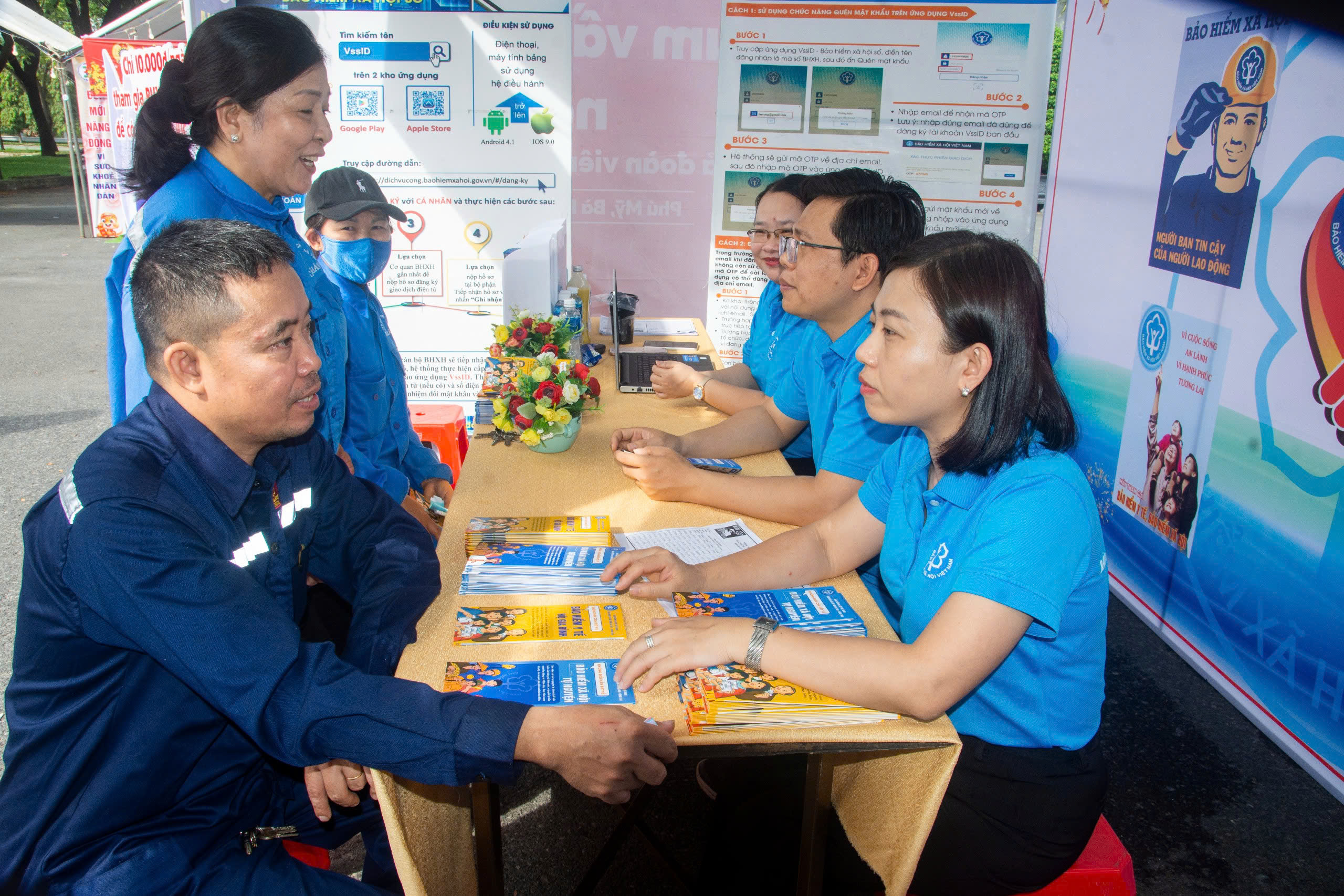 Các gian hàng tư vấn BHXH, khám sức khỏe dành cho NLĐ.