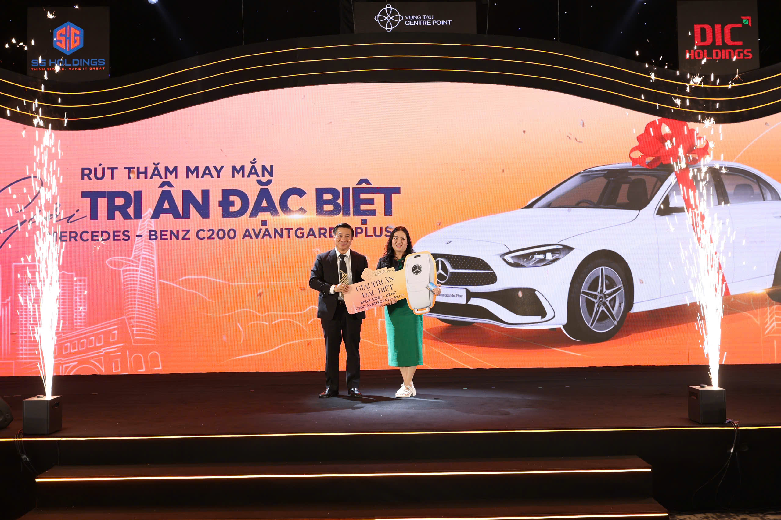 Khách hàng trúng xe Mercedes-Benz C200 Avantgarde Plus tại hội nghị.