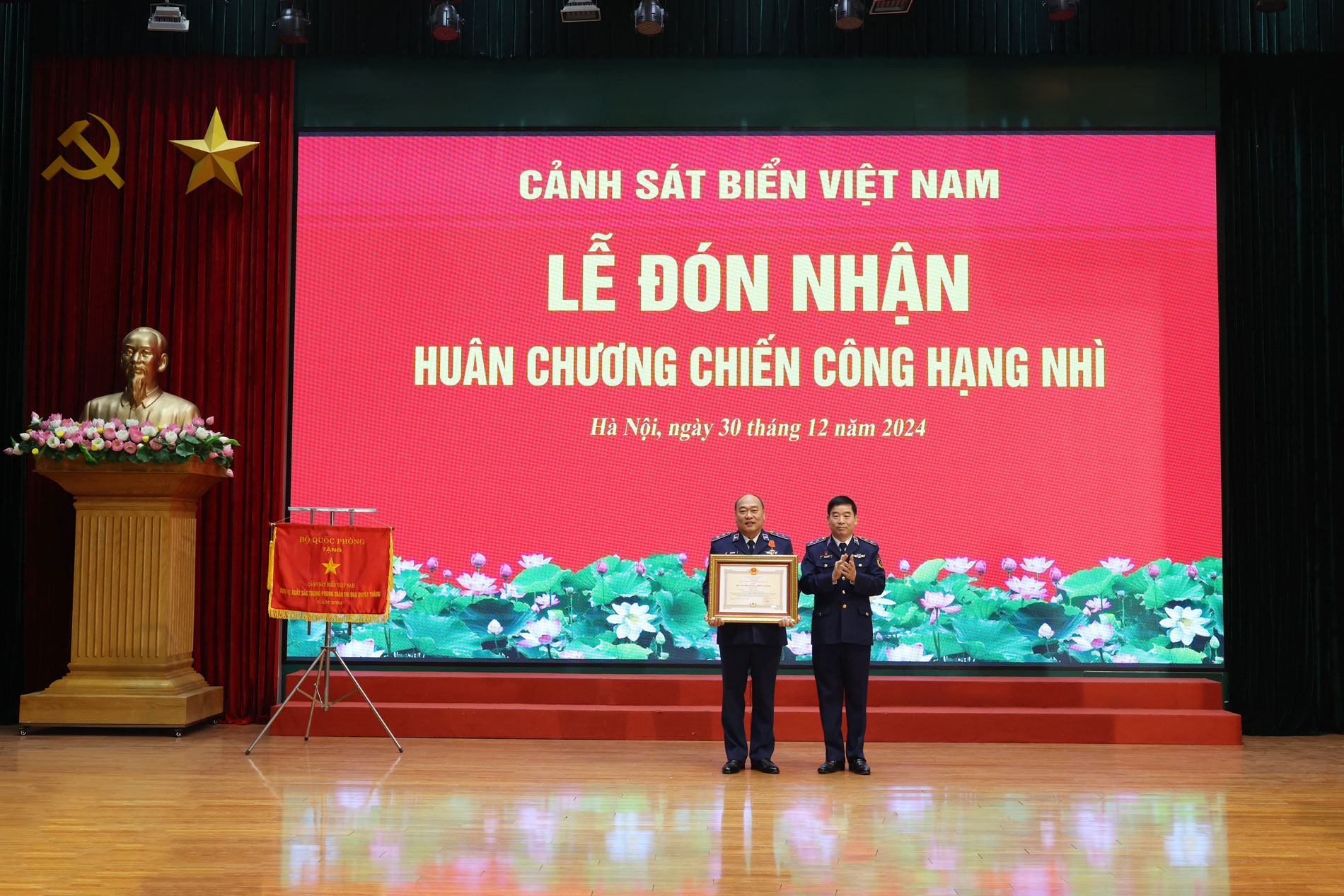 Thừa ủy quyền của Thủ trưởng cấp trên, Cảnh sát biển Việt Nam tổ chức trao Huân chương Chiến công hạng Nhì cho Trung tướng Lê Quang Đạo - Tư lệnh Cảnh sát biển Việt Nam.