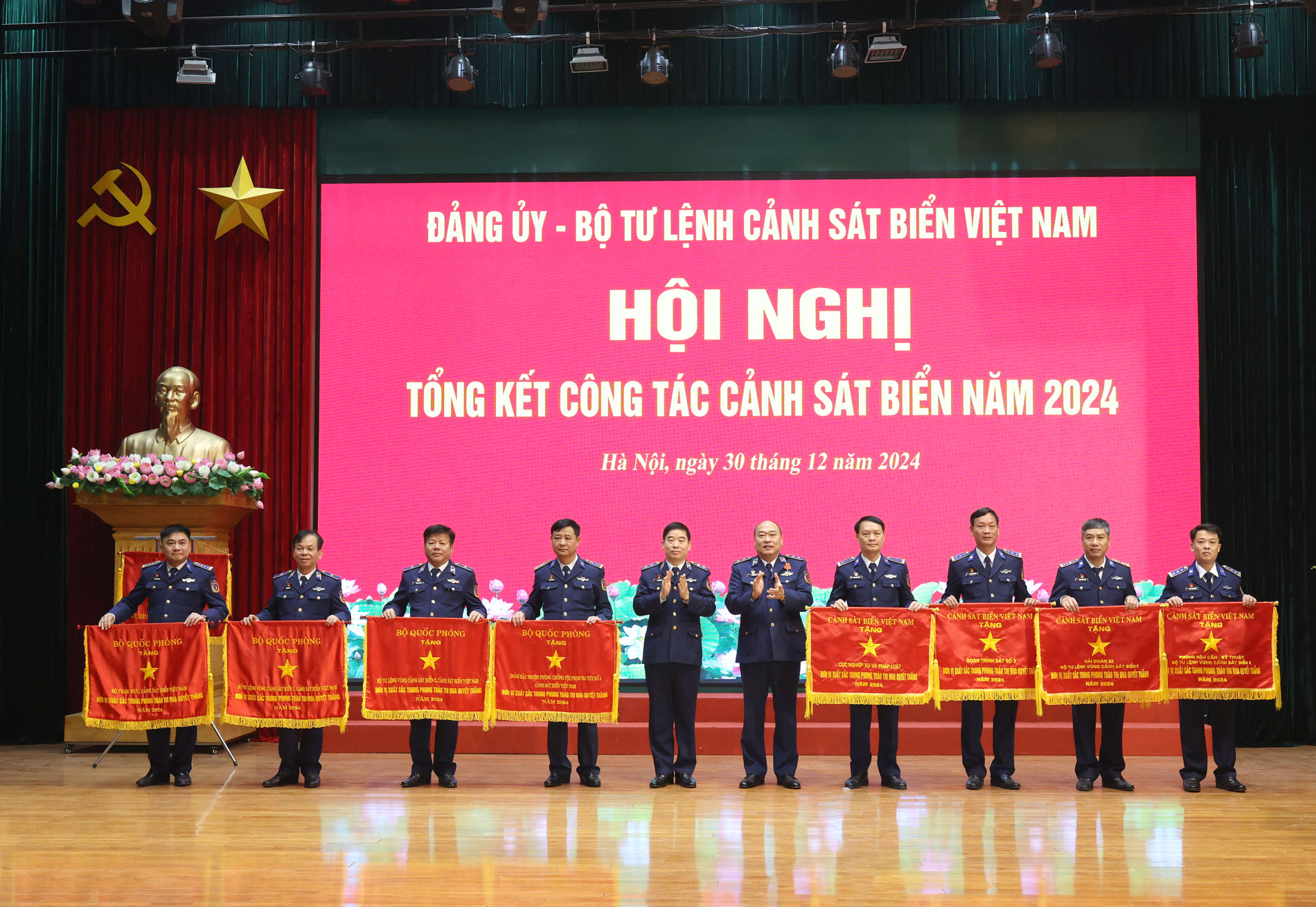 Thủ trưởng Bộ Tư lệnh trao thưởng cho các tập thể được tặng Cờ thi đua của Bộ Quốc phòng và Cờ thi đua của Cảnh sát biển Việt Nam.