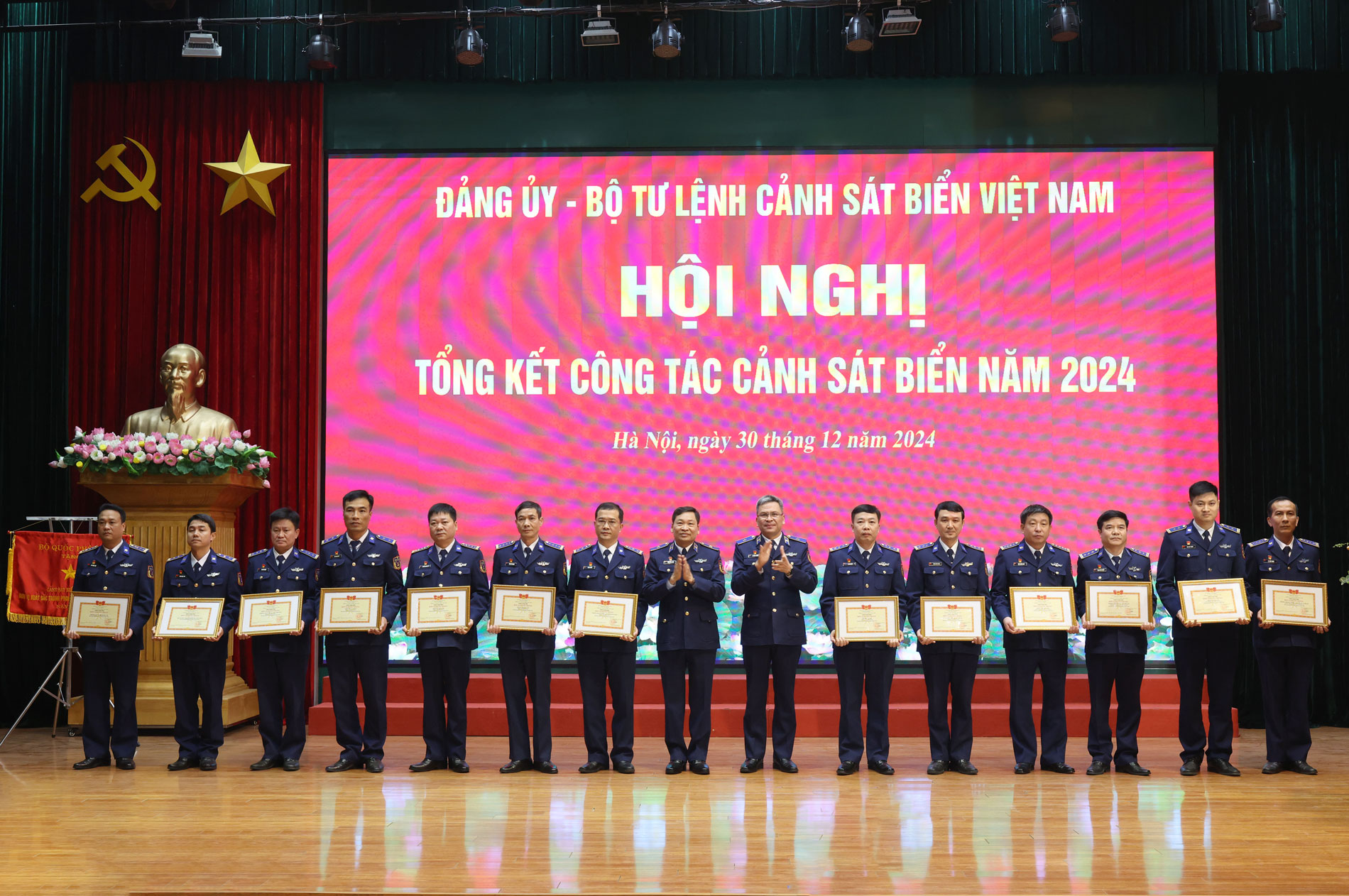 Thủ trưởng Bộ Tư lệnh trao thưởng cho các tập thể đạt Danh hiệu Đơn vị Quyết thắng.