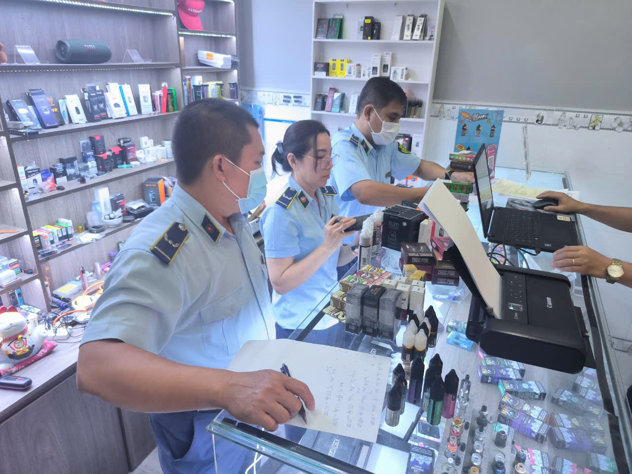 Lực lượng QLTT kiểm tra, thu giữ nhiều sản phẩm thuốc lá điện tử không rõ nguồn gốc.