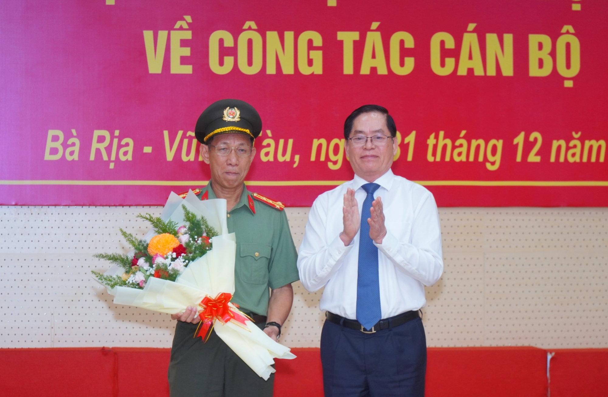 Ông Phạm Viết Thanh, Ủy viên Trung ương Đảng, Bí thư Tỉnh ủy, Chủ tịch HĐND tỉnh tặng hoa chúc mừng Đại tá Bùi Văn Thảo, Ủy viên Ban Thường vụ Tỉnh ủy, Giám đốc Công an tỉnh đã hoàn thành nhiệm vụ, nghỉ hưu theo chế độ.