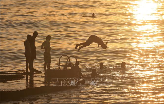 Người dân tắm biển tránh nóng tại Beirut, Liban, ngày 17/7/2024.